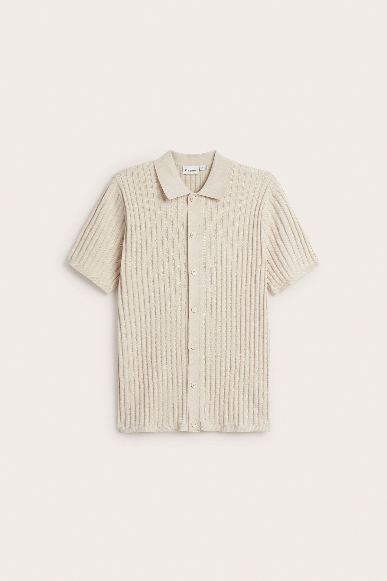 Edestä kuvattu vaaleanbeige neulottu pikeepaita, jossa on ribattu rakenne, kaulus ja täysi nappikiinnitys.