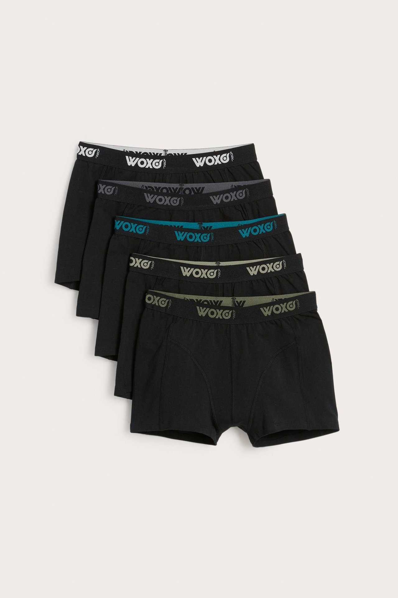 Edestä näkymä viidestä mustasta lasten bokserista, joissa on eriväriset WOXO-resorit, pinottuna.