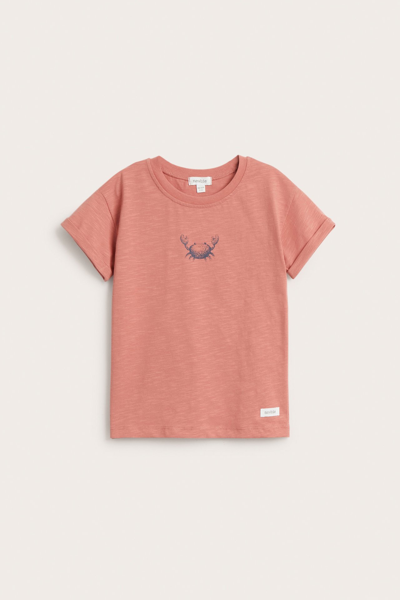 Różowy dziecięcy t-shirt z dżerseju slub, z niebieskim nadrukiem kraba i podwiniętymi rękawami, widok z przodu.