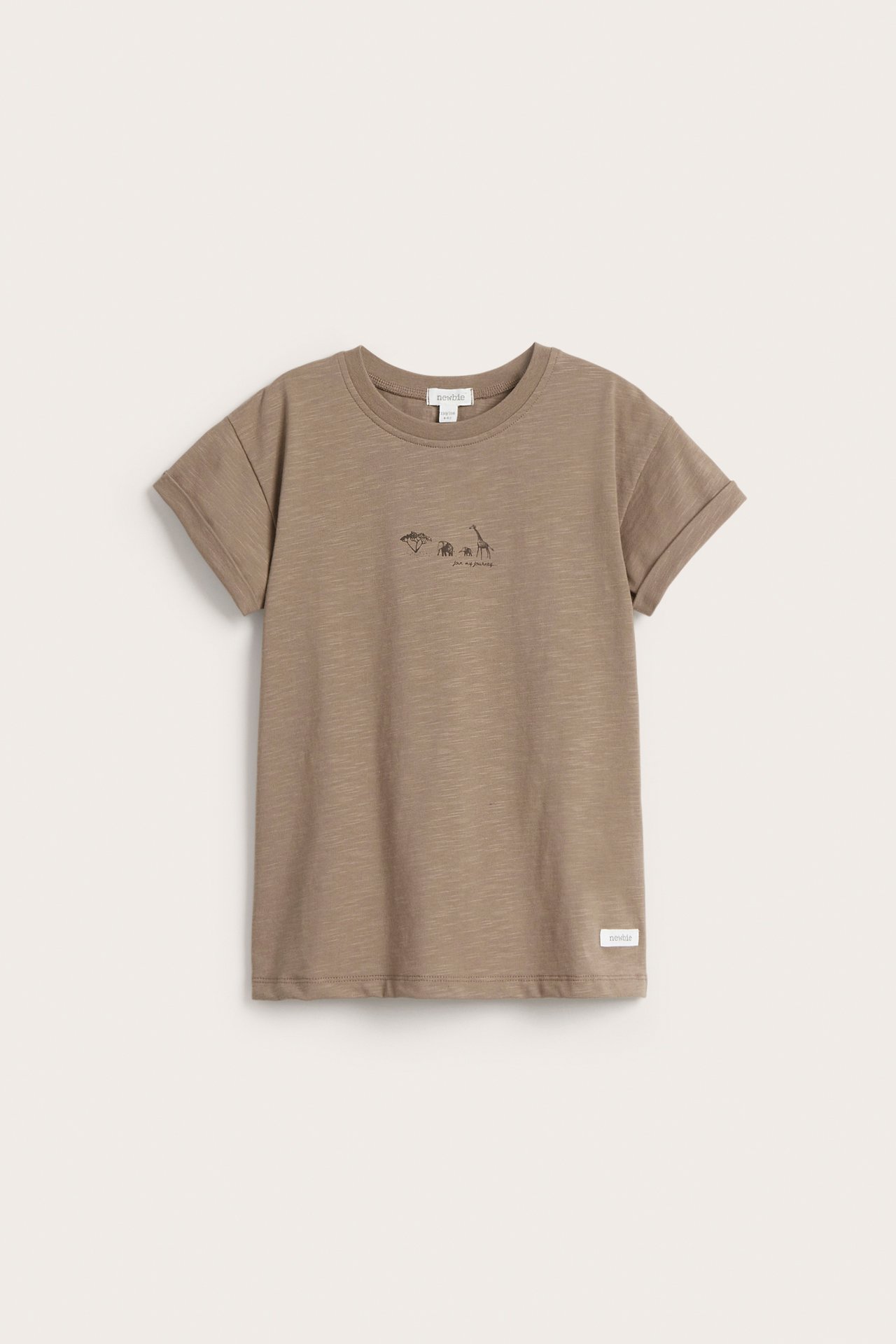 Widok z przodu brązowego bawełnianego T-shirtu dziecięcego ze zwiniętymi rękawami i nadrukiem zwierząt.