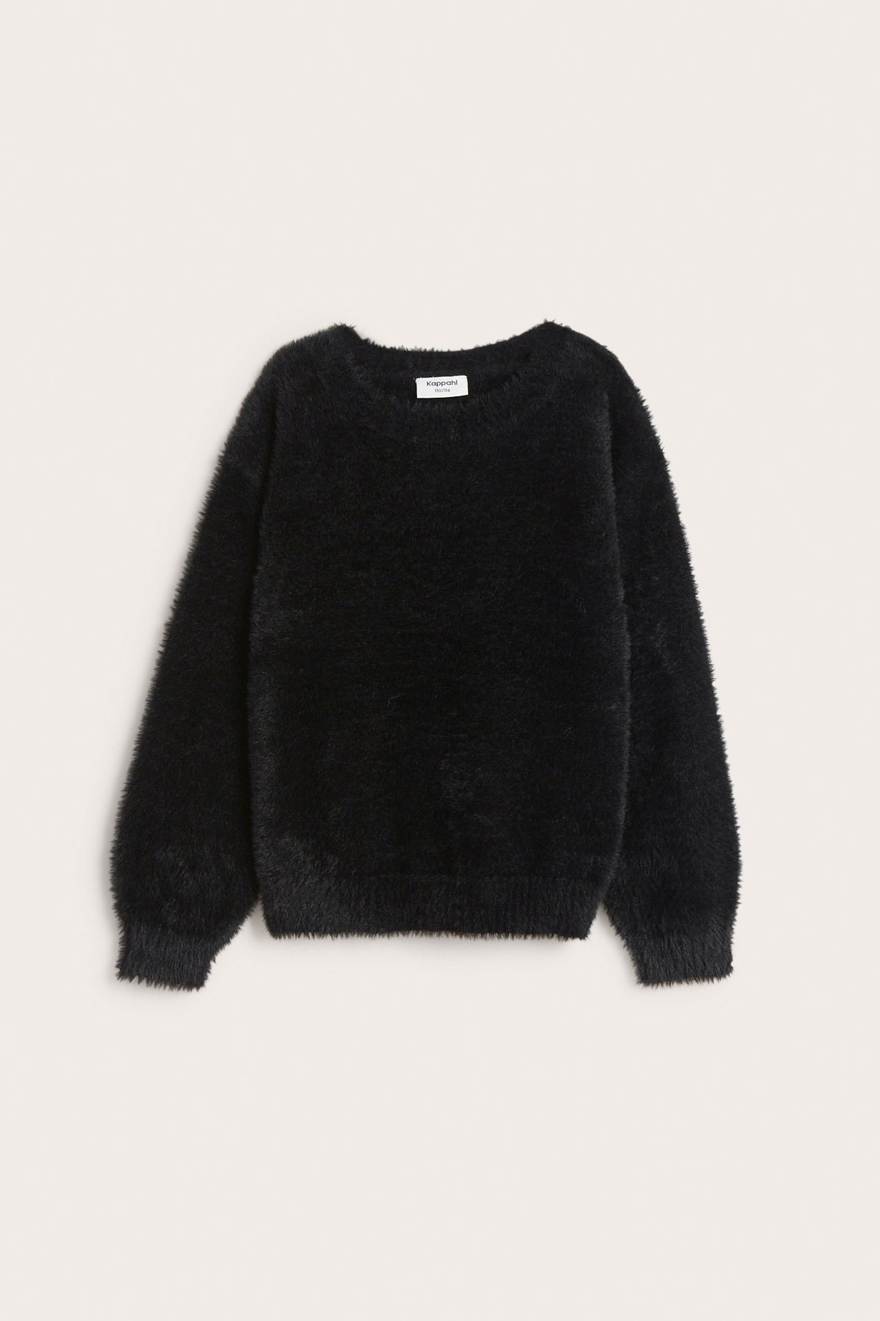 Widok z przodu czarnego, miękkiego, puszystego swetra z dzianiny z przędzy piórkowej.