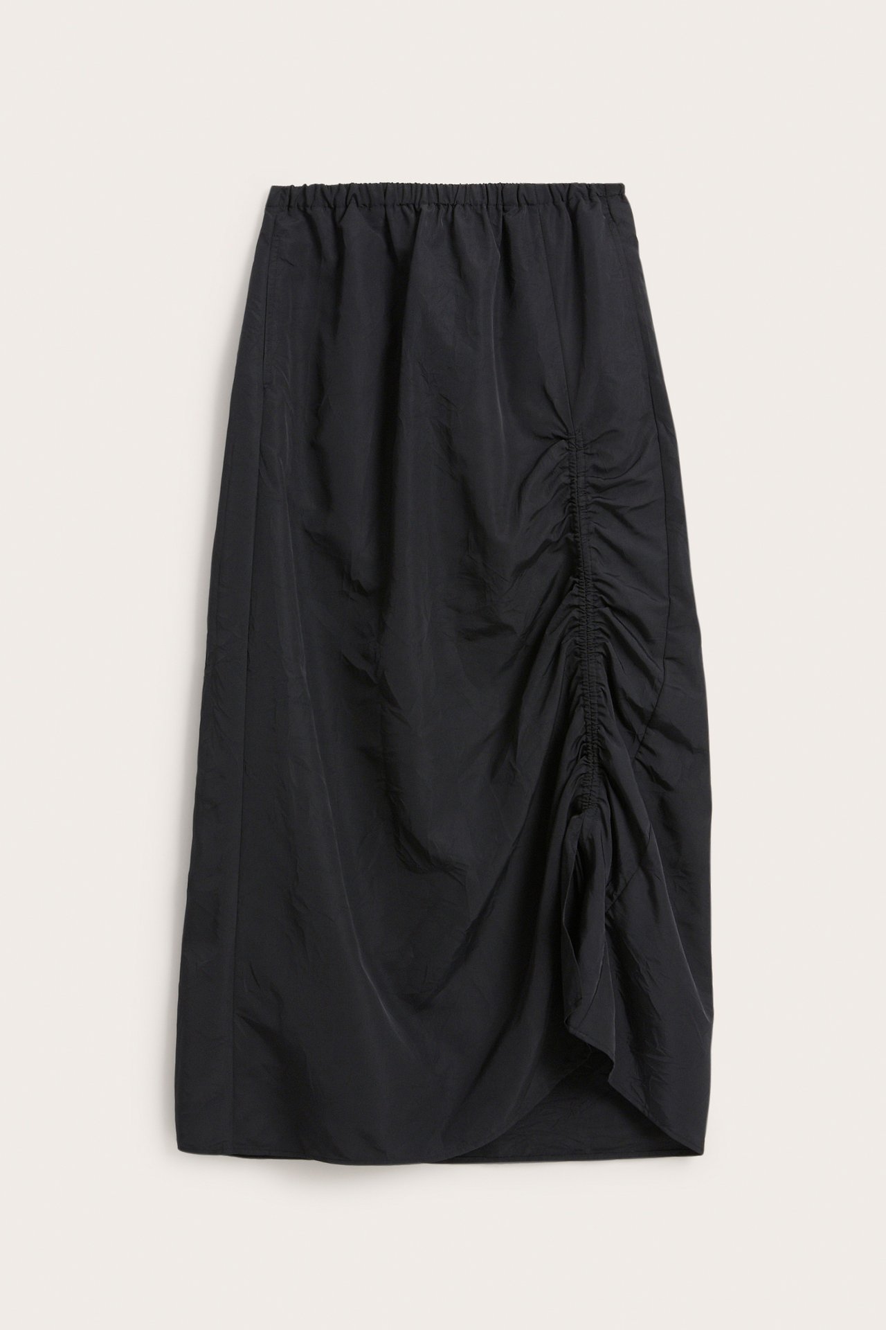 Widok z przodu czarnej spódnicy poliestrowej z elastyczną talią i regulowanym marszczeniem z boku.