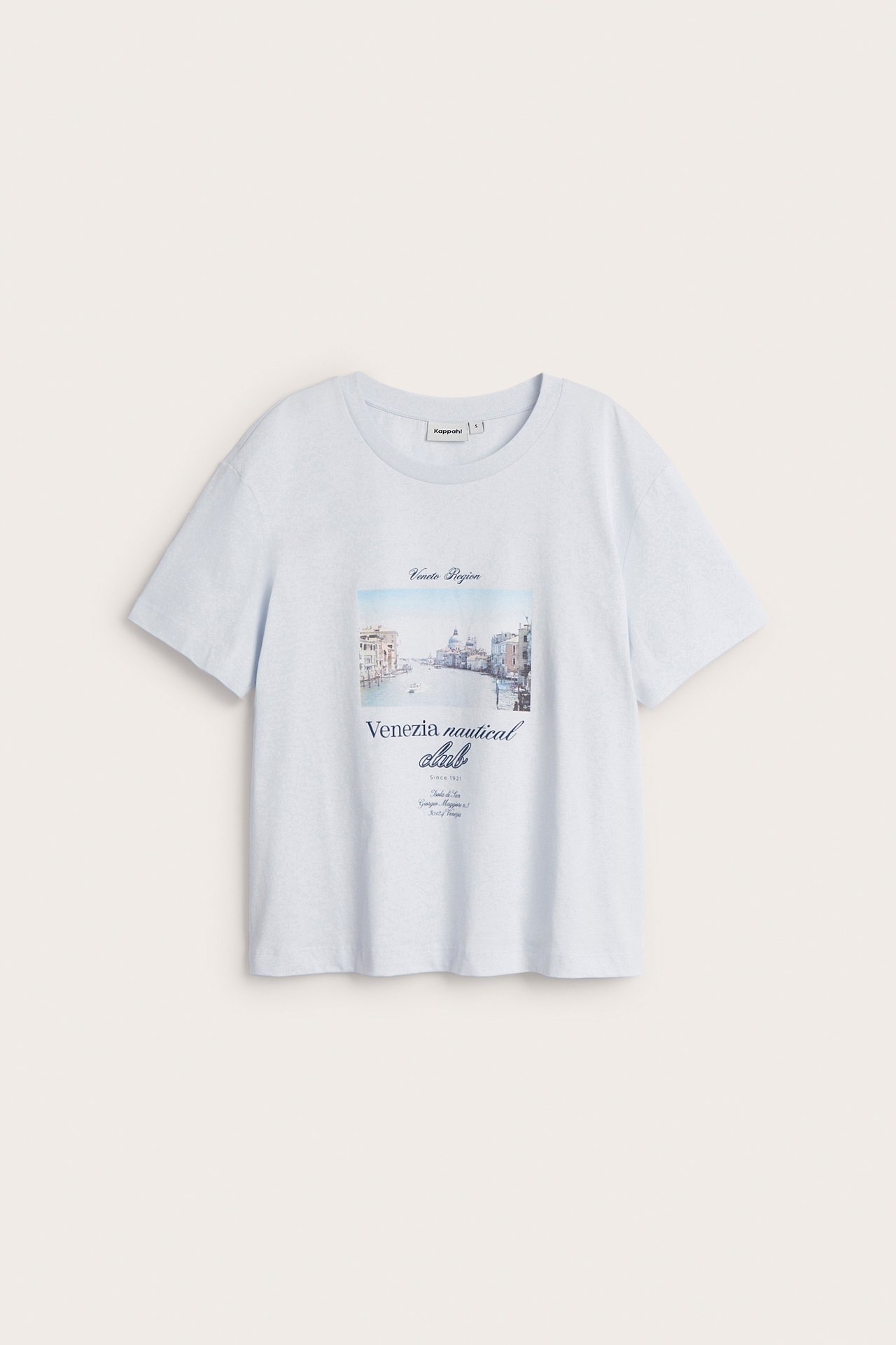 Framifrån, ljusblå bomulls-t-shirt med Venedig-motiv och texten 'Venezia nautical club'.