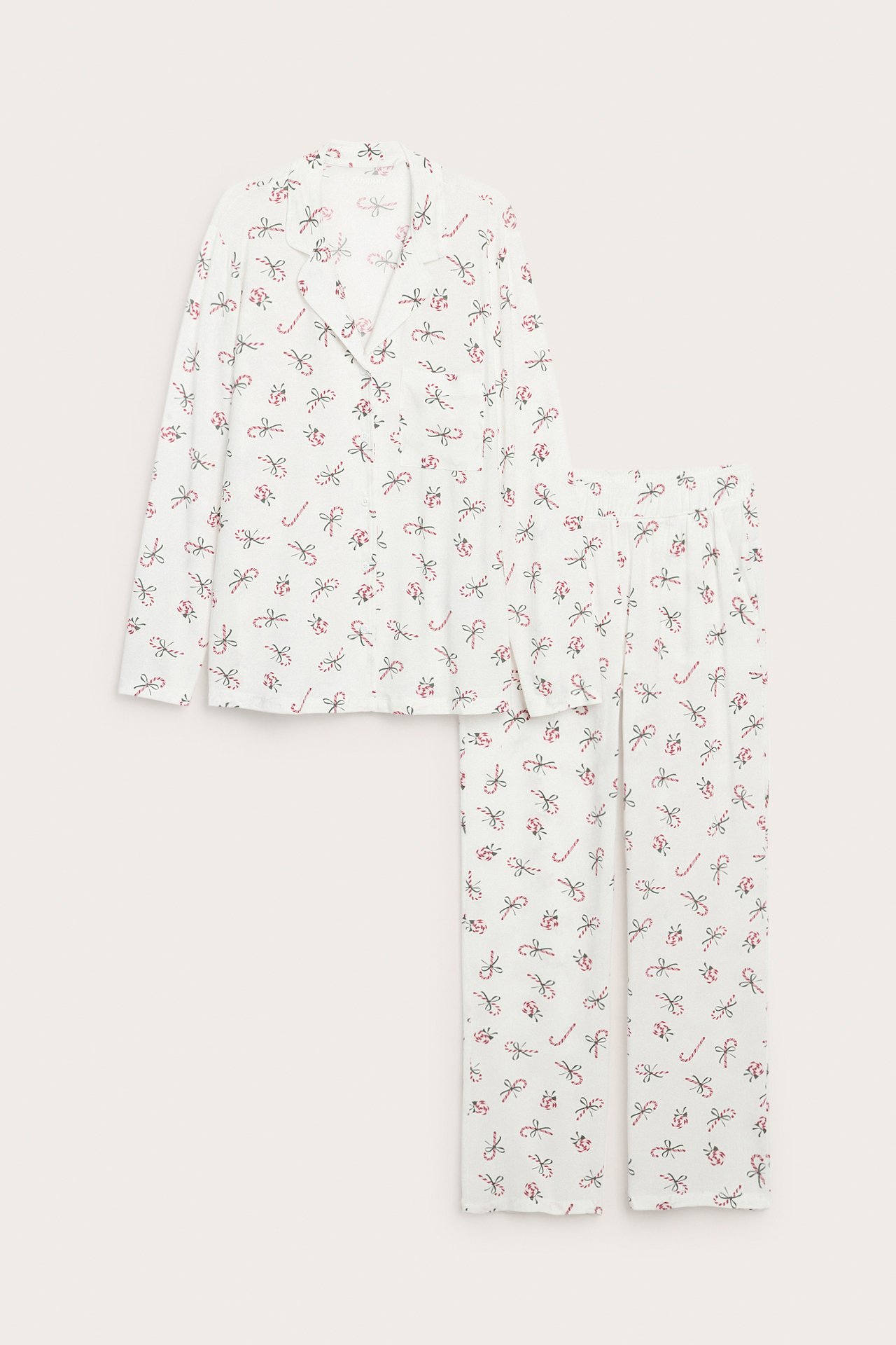 Forfra: Hvit mønstret lyocellpyjamas for dame med rosa sløyfer og sukkertøy.