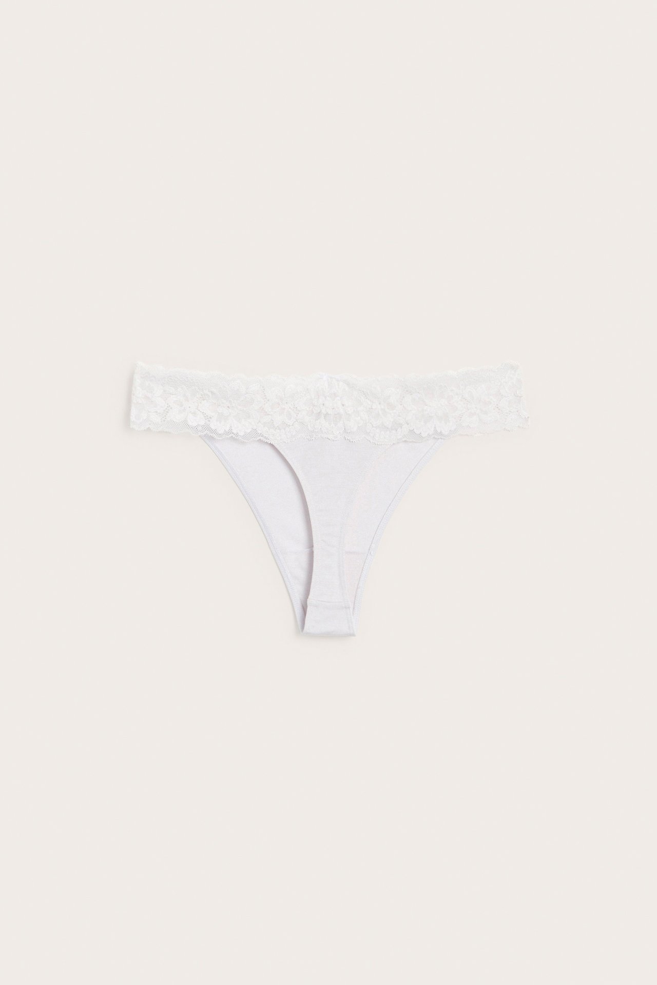 Forfra, lys rosa lyocell stringtruse med hvit blondekant i midjen.