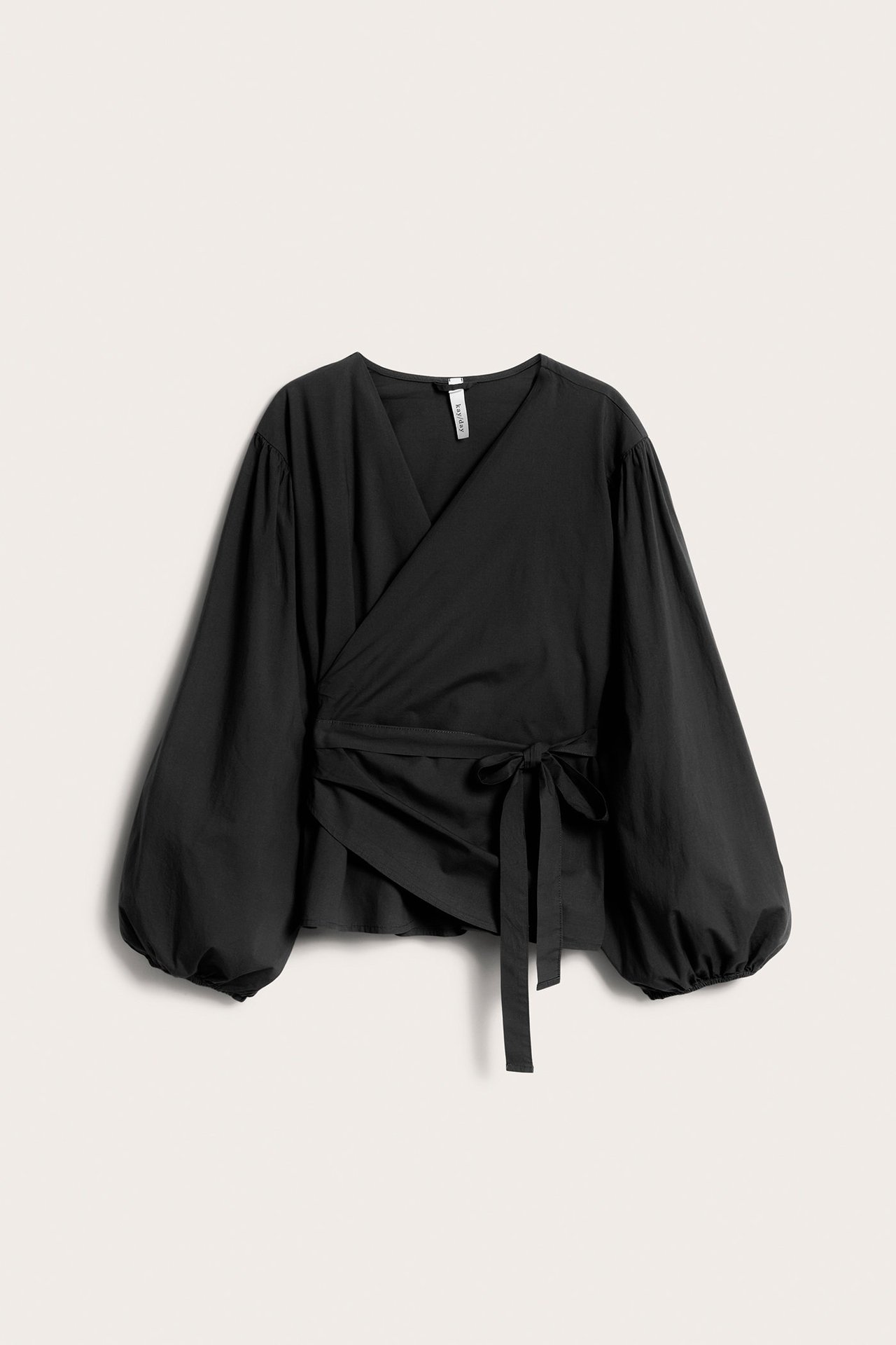 Musta kudottu omlottipusero edestä, leveillä pussihihoilla ja sivusidonnalla.