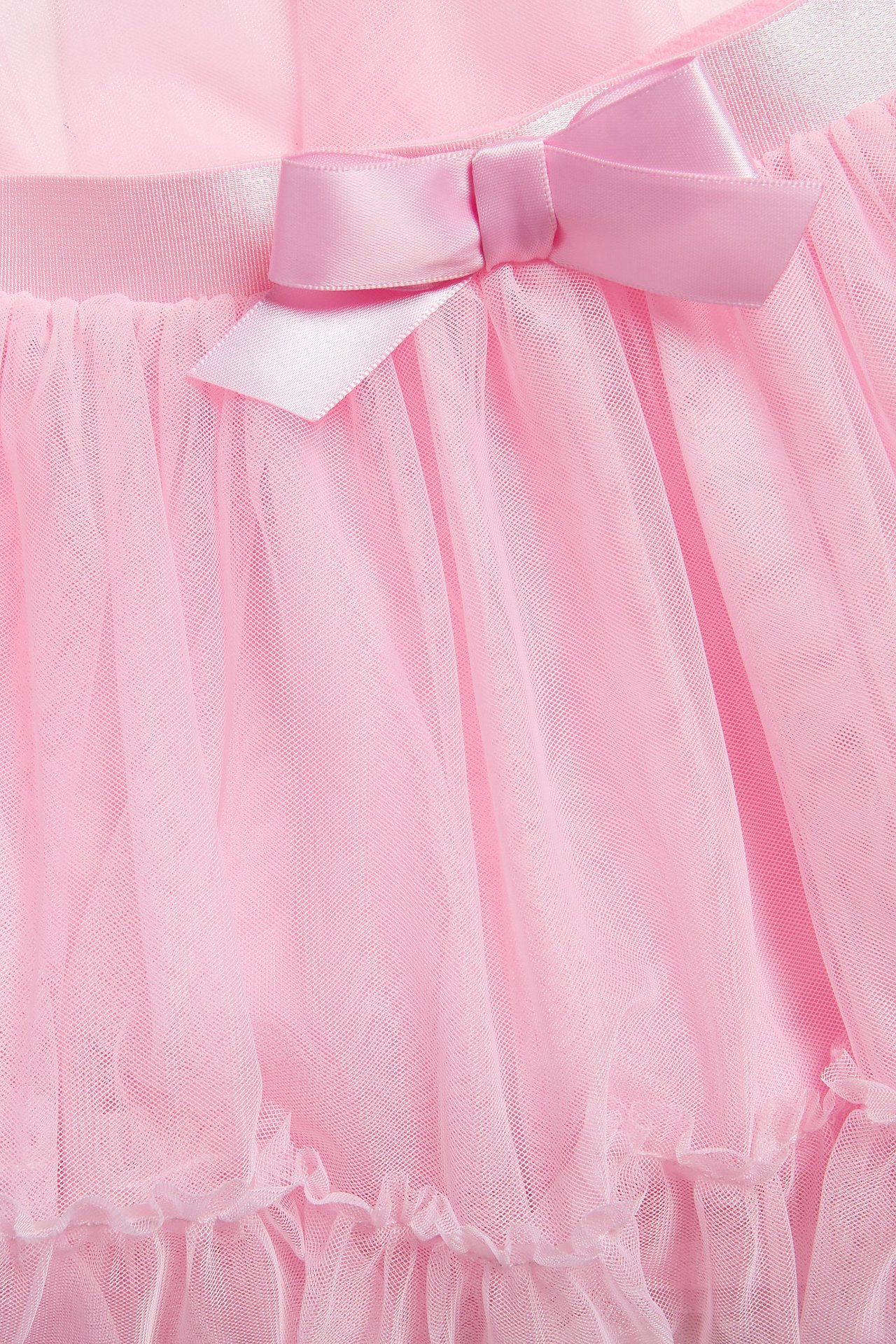 Zbliżenie różowej tiulowej spódnicy z małą różową kokardą i falbanką.