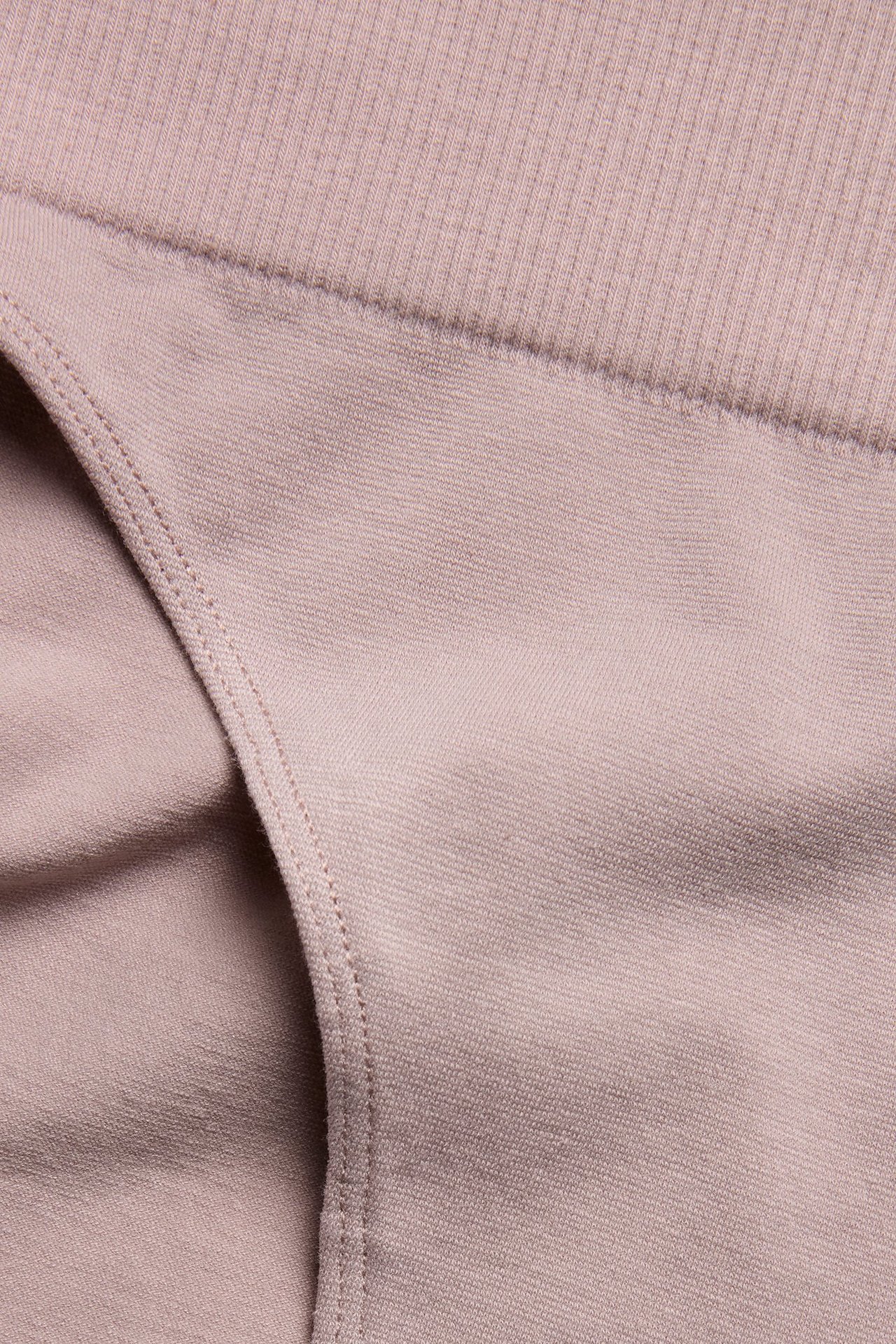 Zbliżenie na różowe, bezszwowe figi brazylijskie z miękkiej mieszanki bawełny z prążkowanym pasem.