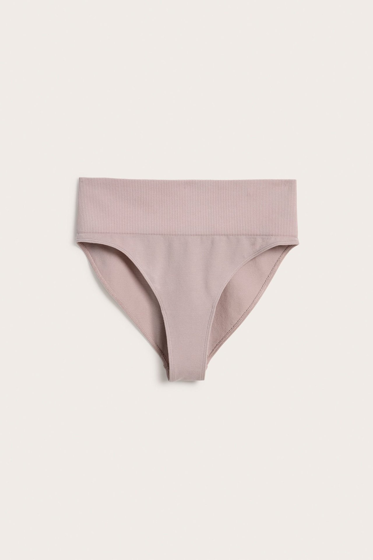 Frontvisning av en sømløs rosa Brazilian-truse med ribbet midje, laget av myk bomullsblanding.