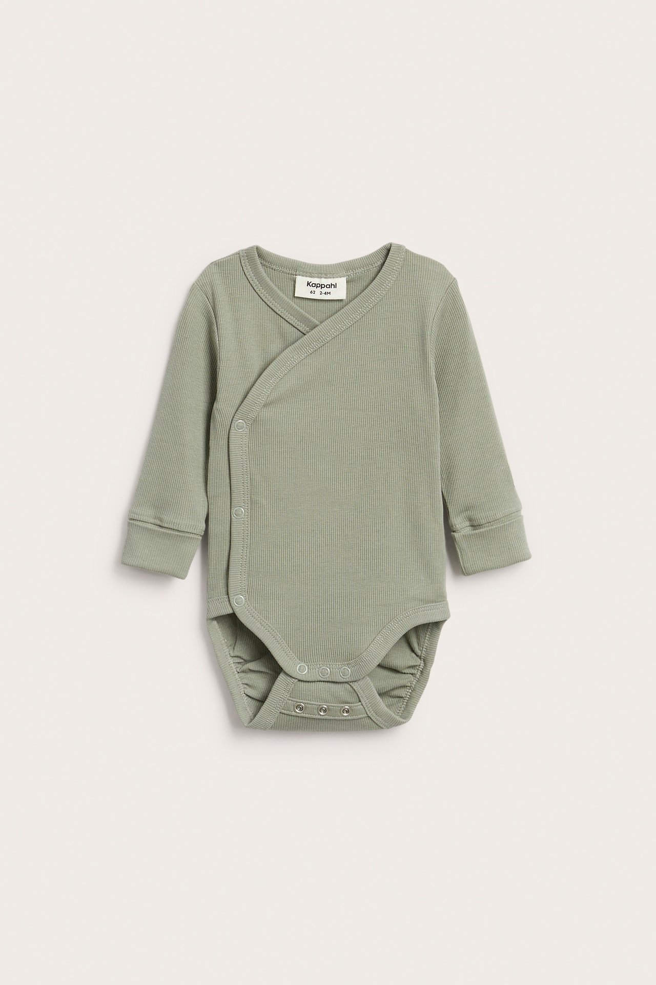 Edestä, tummanvihreä ribattu kietaisuvauvanbody pitkillä hihoilla ja nepparikiinnityksellä.