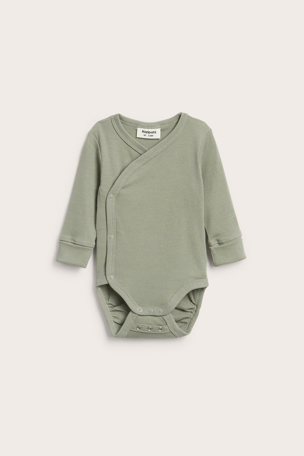 Edestä, tummanvihreä ribattu kietaisuvauvanbody pitkillä hihoilla ja nepparikiinnityksellä.