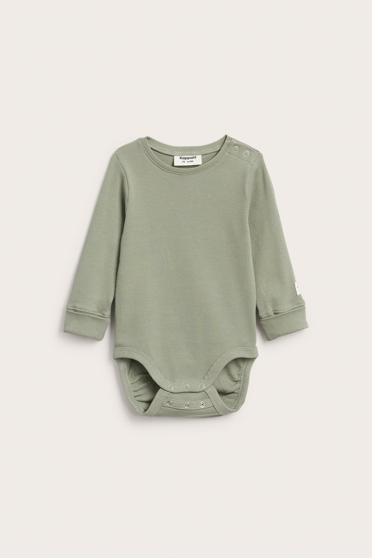 Framifrån: Mörkgrön ribbad långärmad babybody med tryckknappar.
