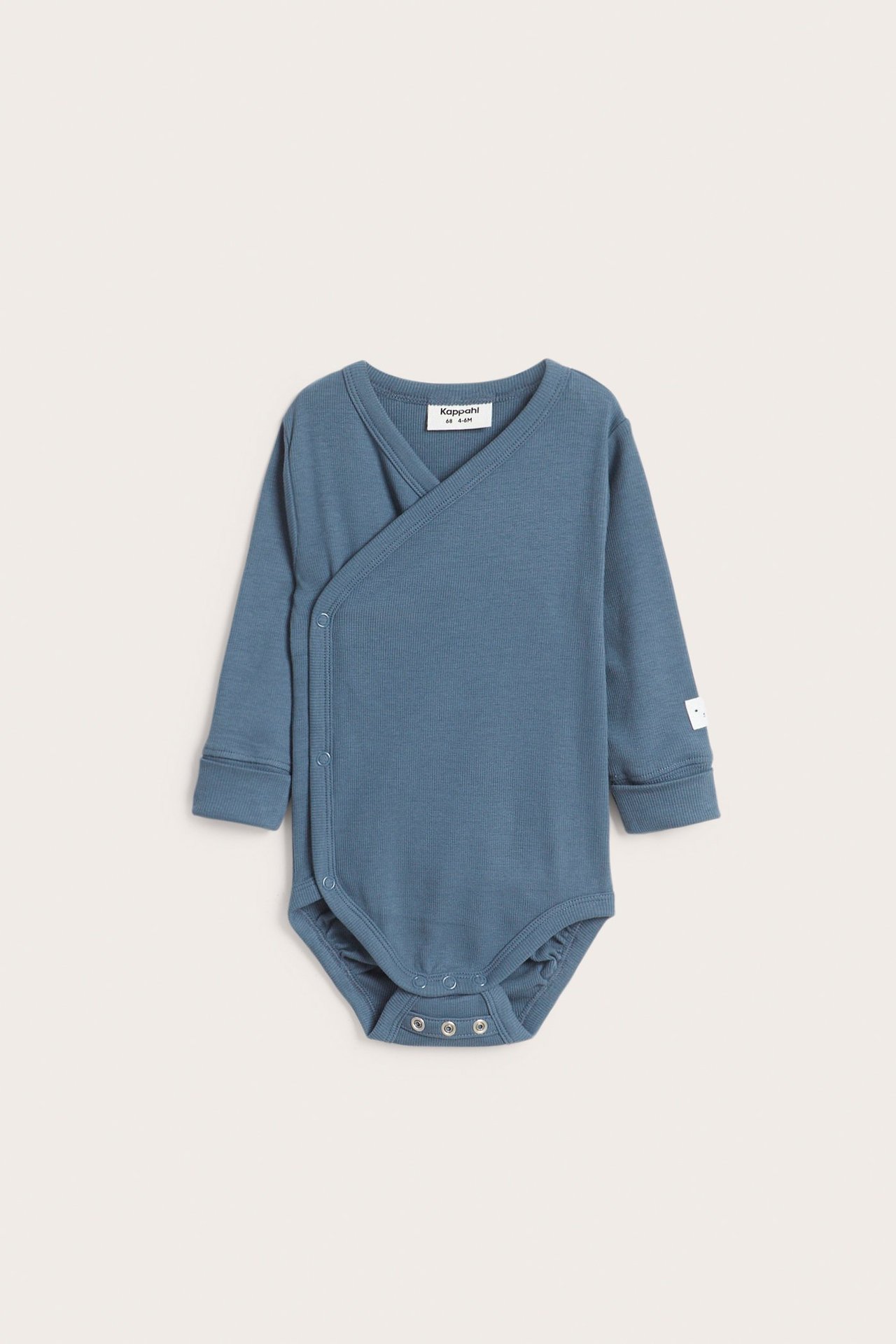 Framifrån, blå ribbad omlottbody för baby med långa ärmar och tryckknappar.