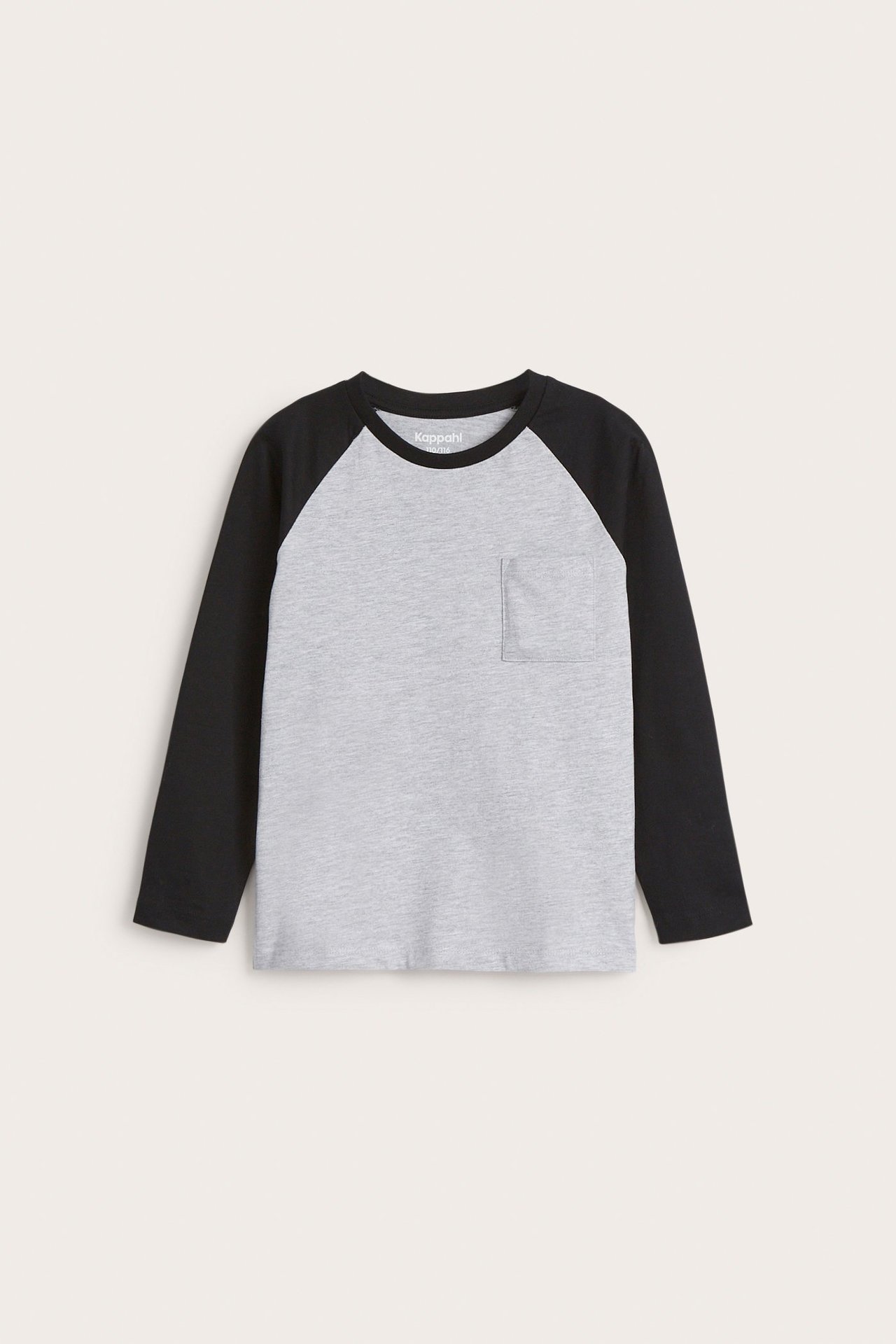 Widok z przodu dziecięcej koszulki z długim rękawem, jasnoszarej z czarnymi rękawami raglanowymi i kieszenią.