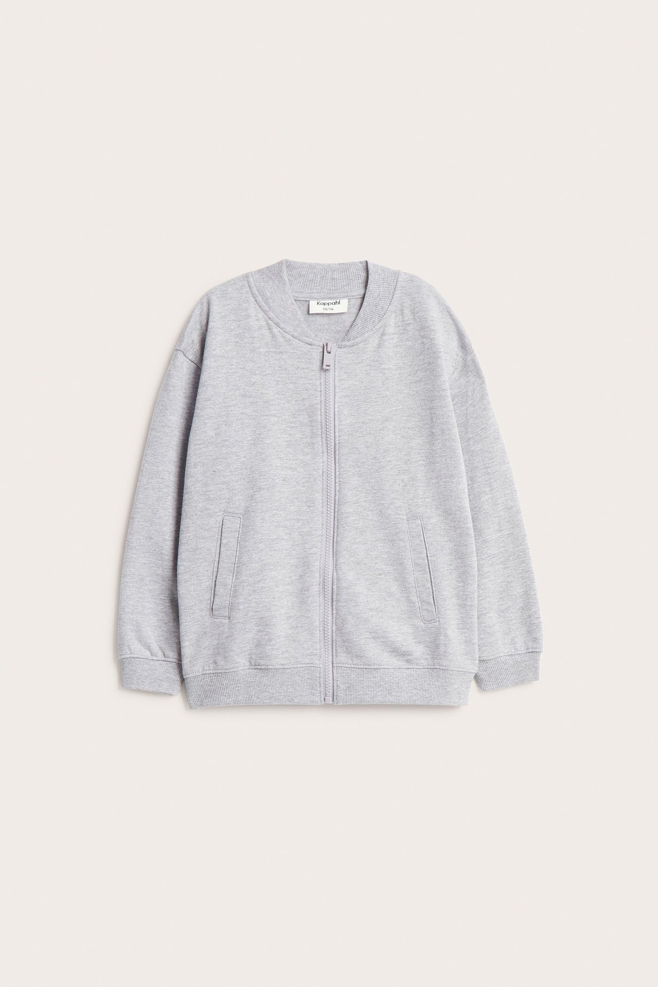 Widok z przodu: Dziecięcy jasnoszary melanżowy kardigan z bawełny z zamkiem, prążkowanym kołnierzem, mankietami i kieszeniami.