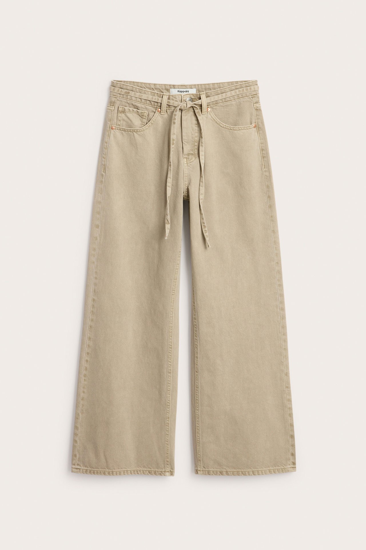 Edestä näkymä: vaaleanruskeat korkeavyötäröiset leveälahkeiset puuvillatwill-farkut vyöllä ja 5 taskulla.