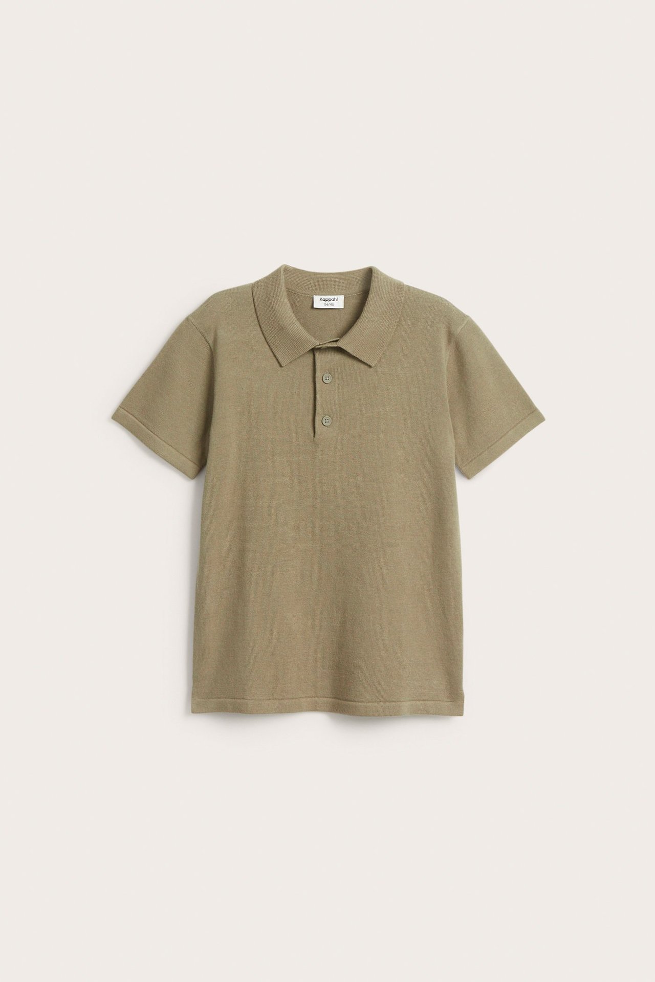 Widok z przodu: ciemnobeżowa, drobno dziana koszulka polo z bawełny z kołnierzykiem i dwoma guzikami.
