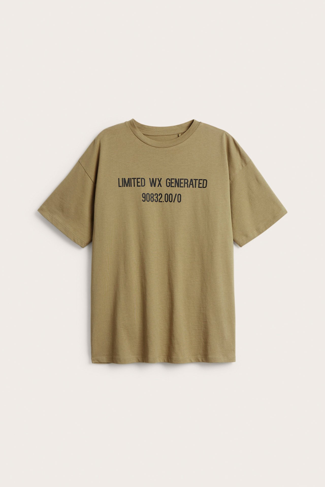Widok z przodu brązowego, oversize'owego bawełnianego T-shirtu z czarnym nadrukiem 'LIMITED WX GENERATED'.