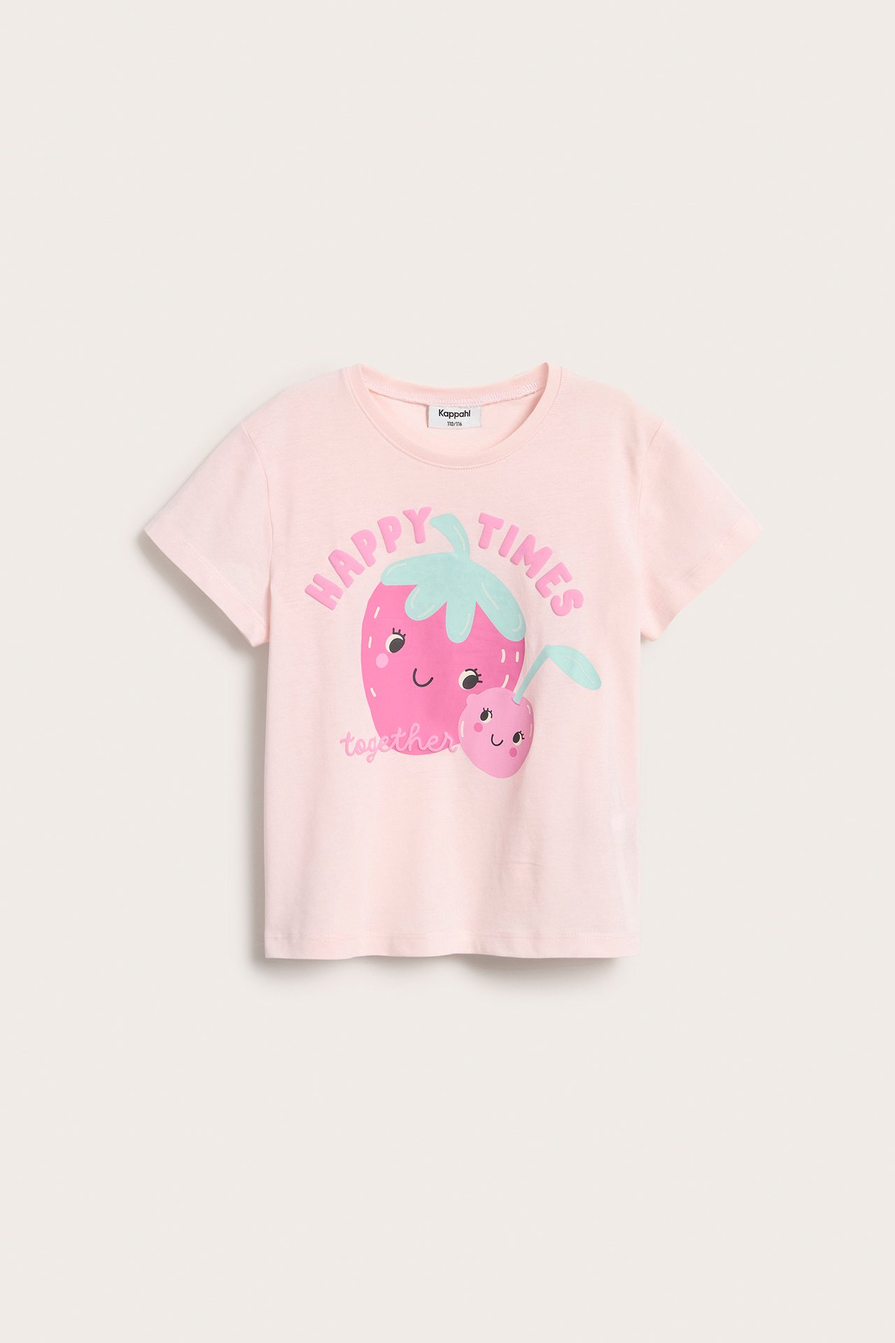 Framifrån: Rosa bomulls-t-shirt för barn med jordgubbs- och körsbärstryck samt texten 'HAPPY TIMES together!'.