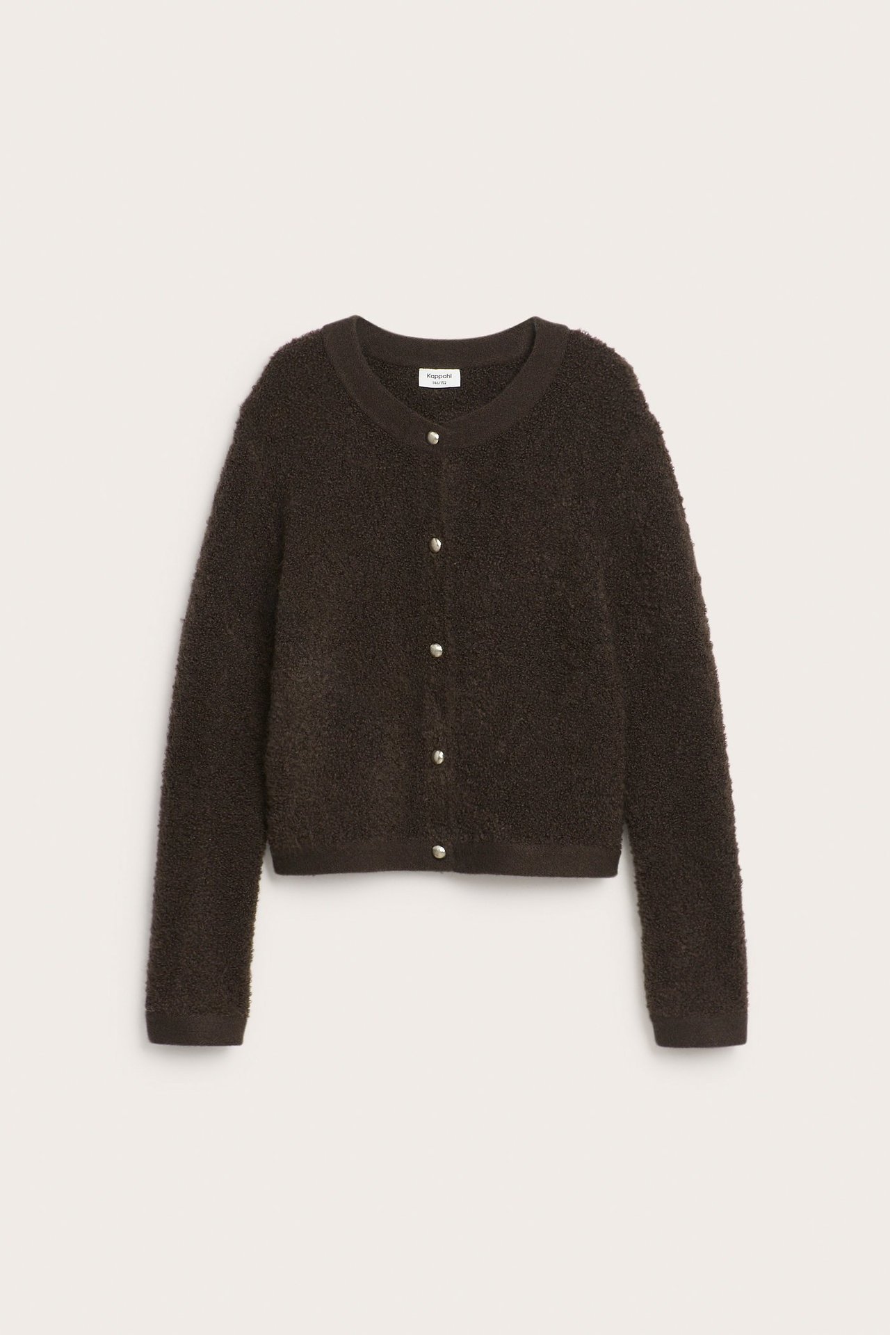 Edestä näkymä ruskeasta neulotusta neuletakista, jossa on pyöreä kaula-aukko ja hopeanapit.