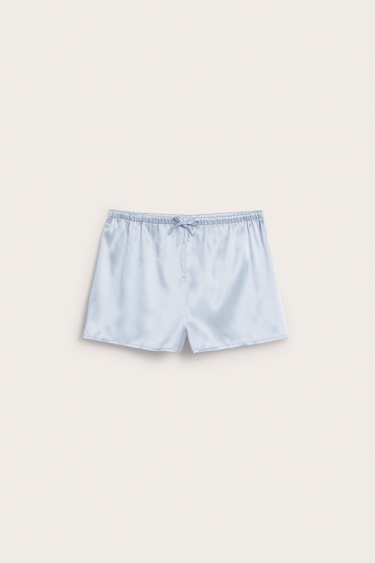 Framifrån, ljusblå pyjamasshorts i satin med dragsko i midjan.