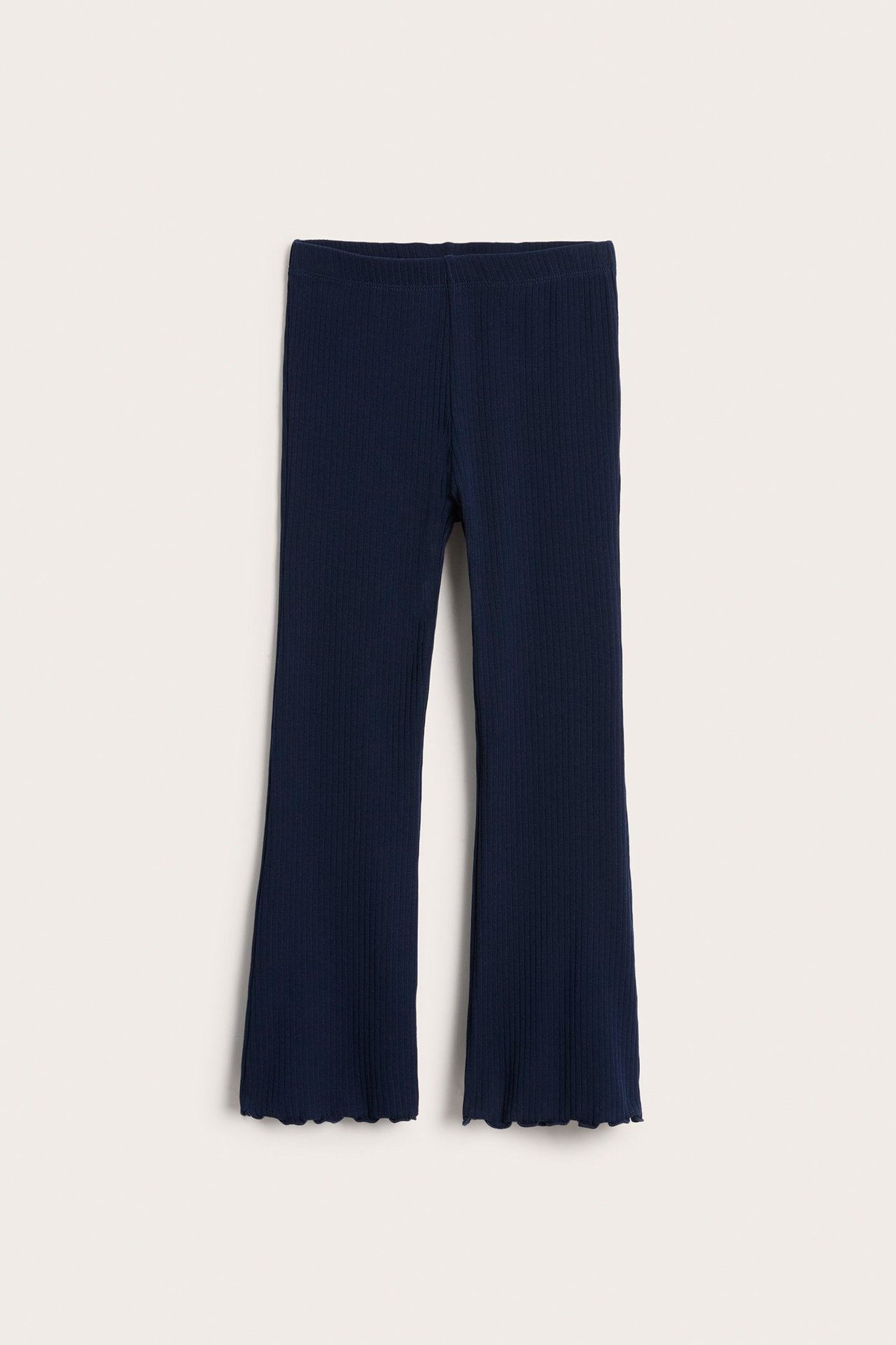 Widok z przodu niebieskich, prążkowanych legginsów flare dla dzieci z elastyczną talią i wykończeniem babylock.