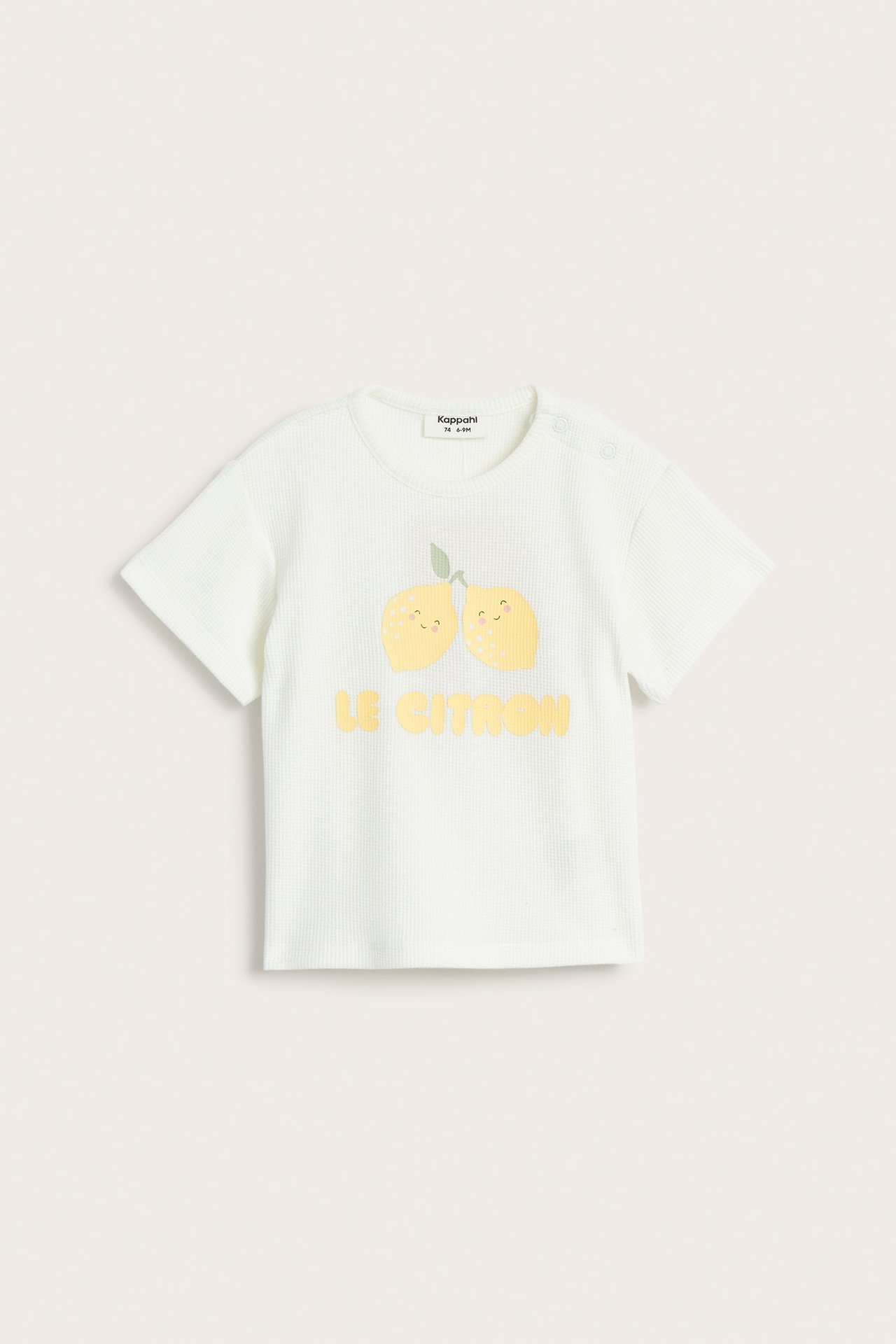 Widok z przodu: ecru waflowy t-shirt niemowlęcy z zatrzaskami na ramieniu i nadrukiem cytryn.