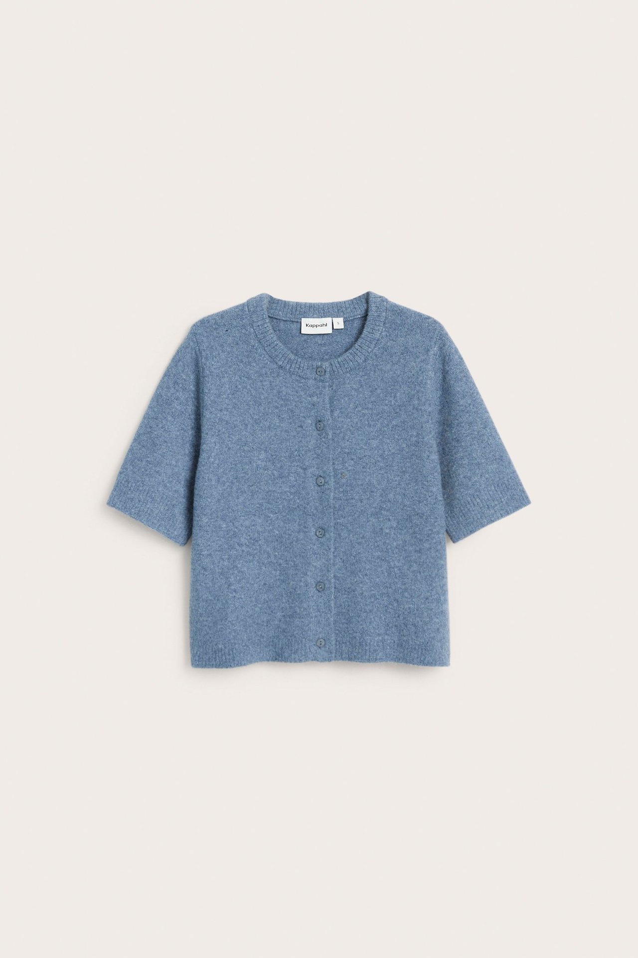 Edestä näkymä vaaleansinisestä meleeratusta lyhythihaisesta neulejakusta, pyöreä kaula-aukko, napit edessä.