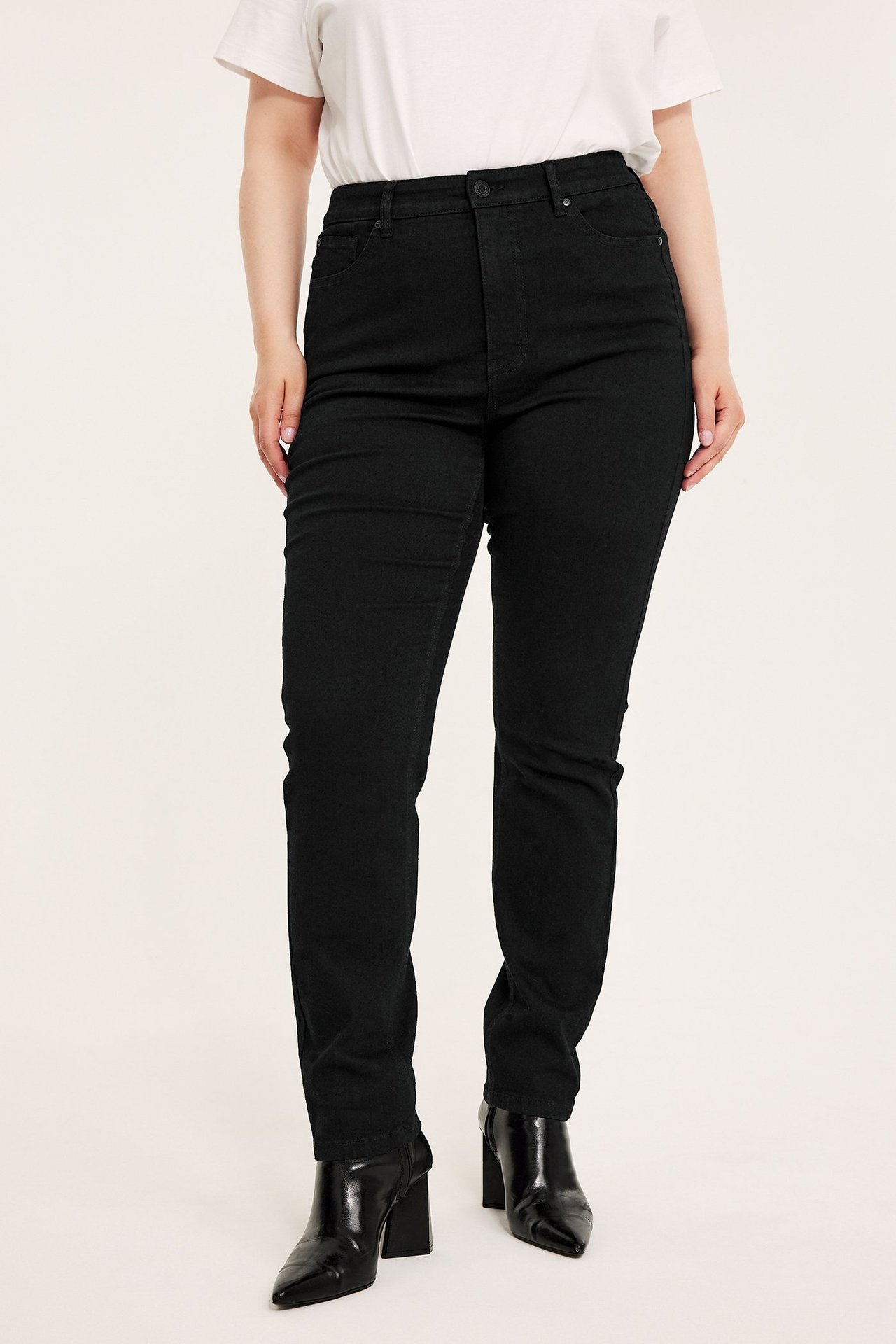 Embracing jeans high waist