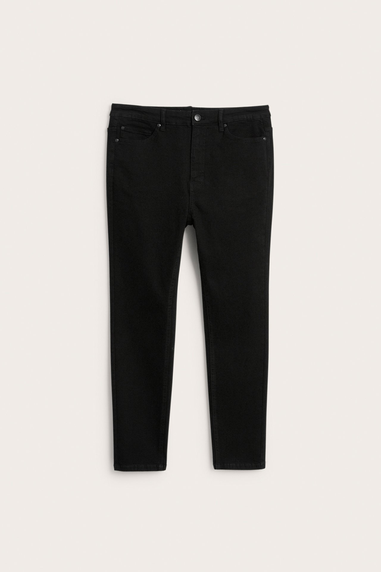 Przód czarnych dżinsów slim-fit z zapięciem na guzik i zamek.