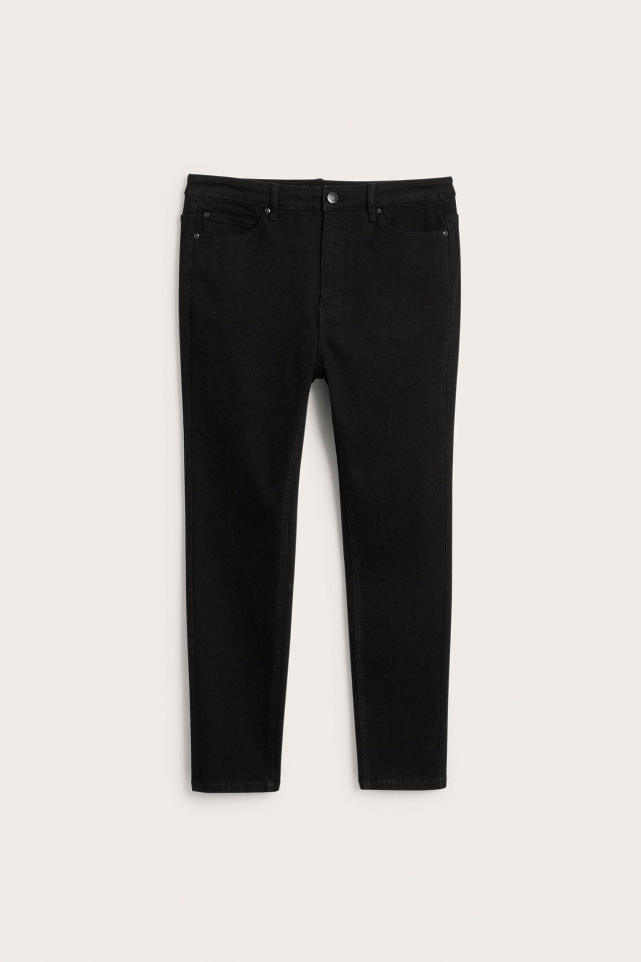 Edestä kuvatut mustat slim-fit farkut napilla ja vetoketjulla.