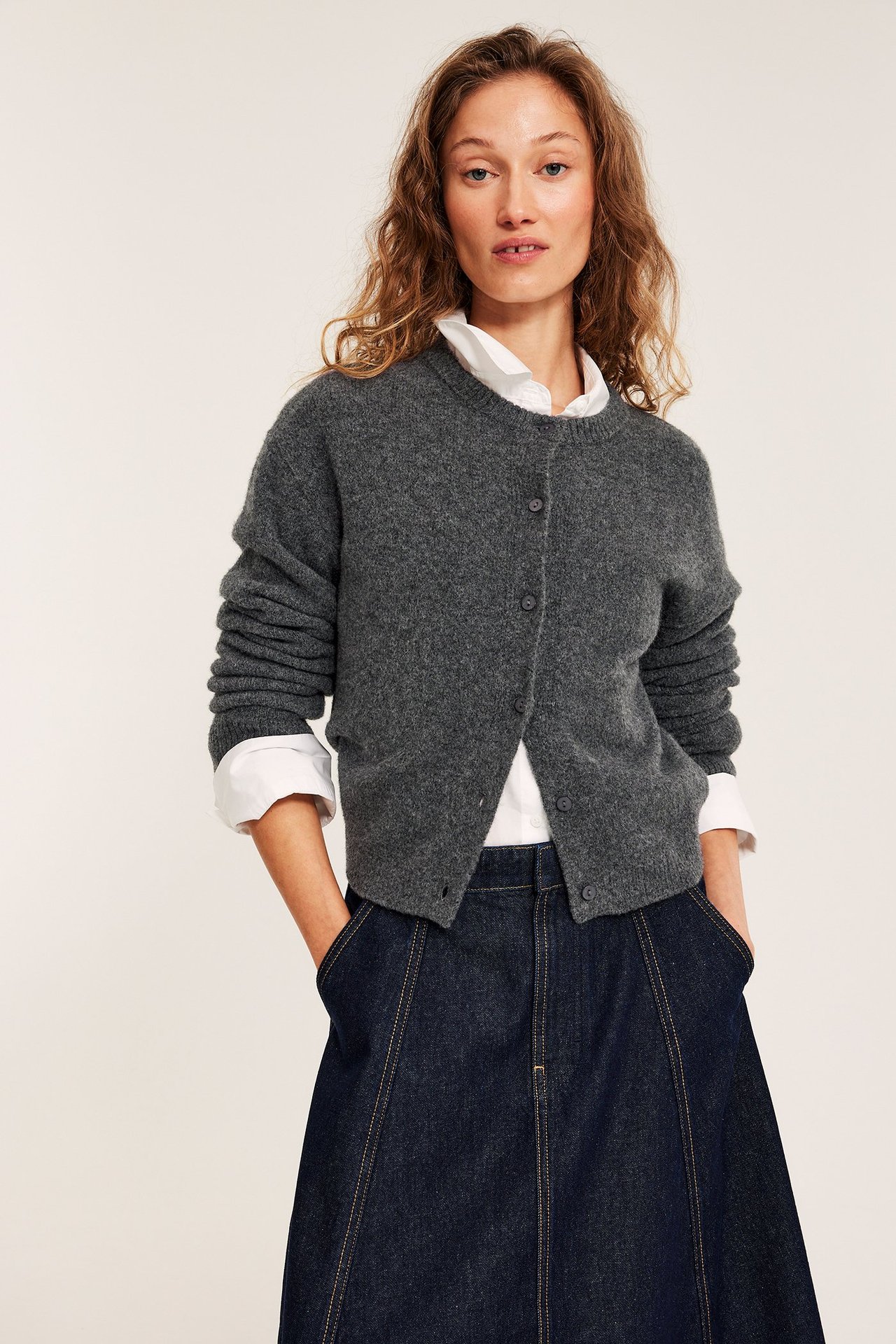 Tummansininen ohut neulottu villatakki naisella, yläosa, etupuoli.