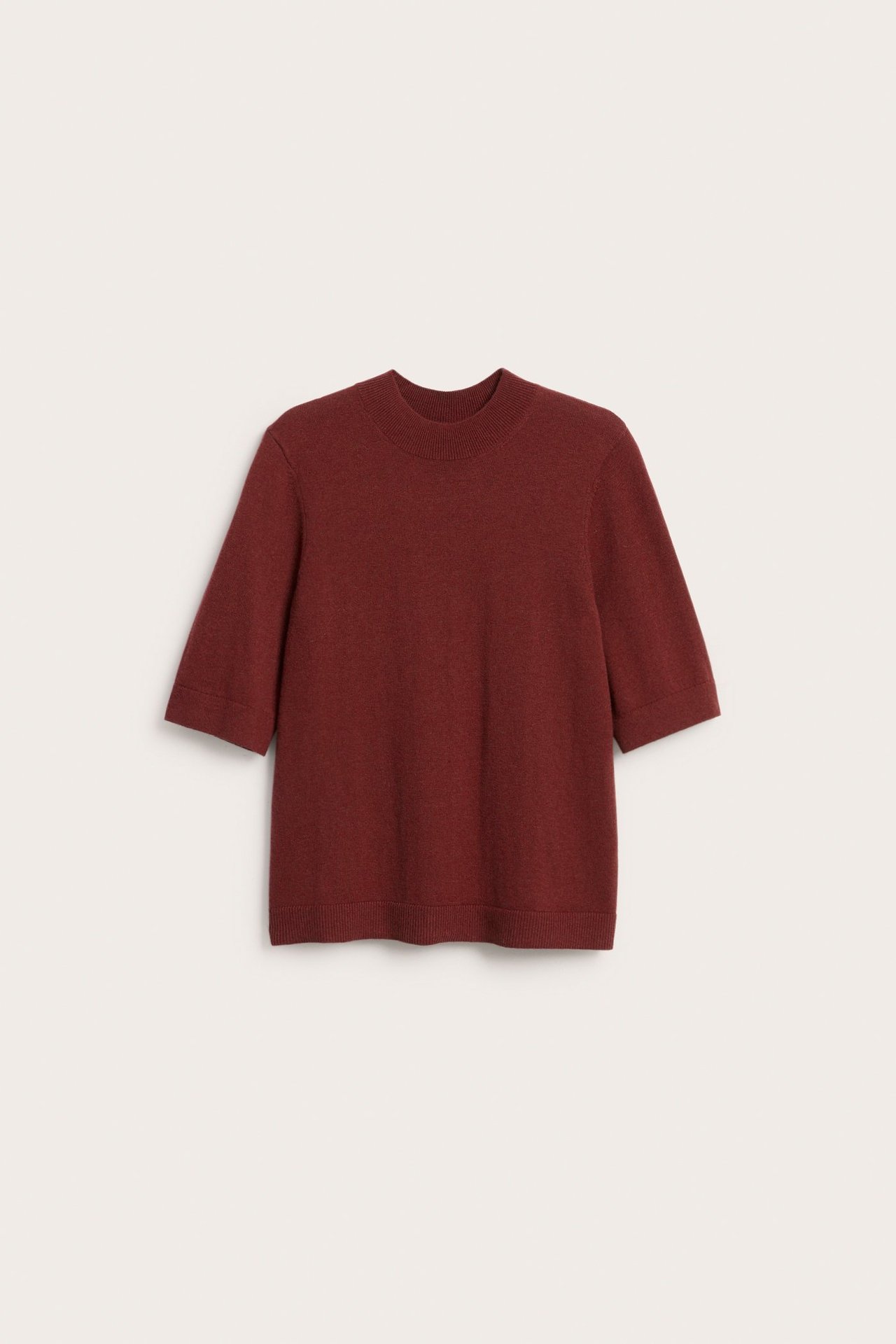 Frontbilde av en rød finstrikket ullblanding genser med turtleneck og korte ermer.