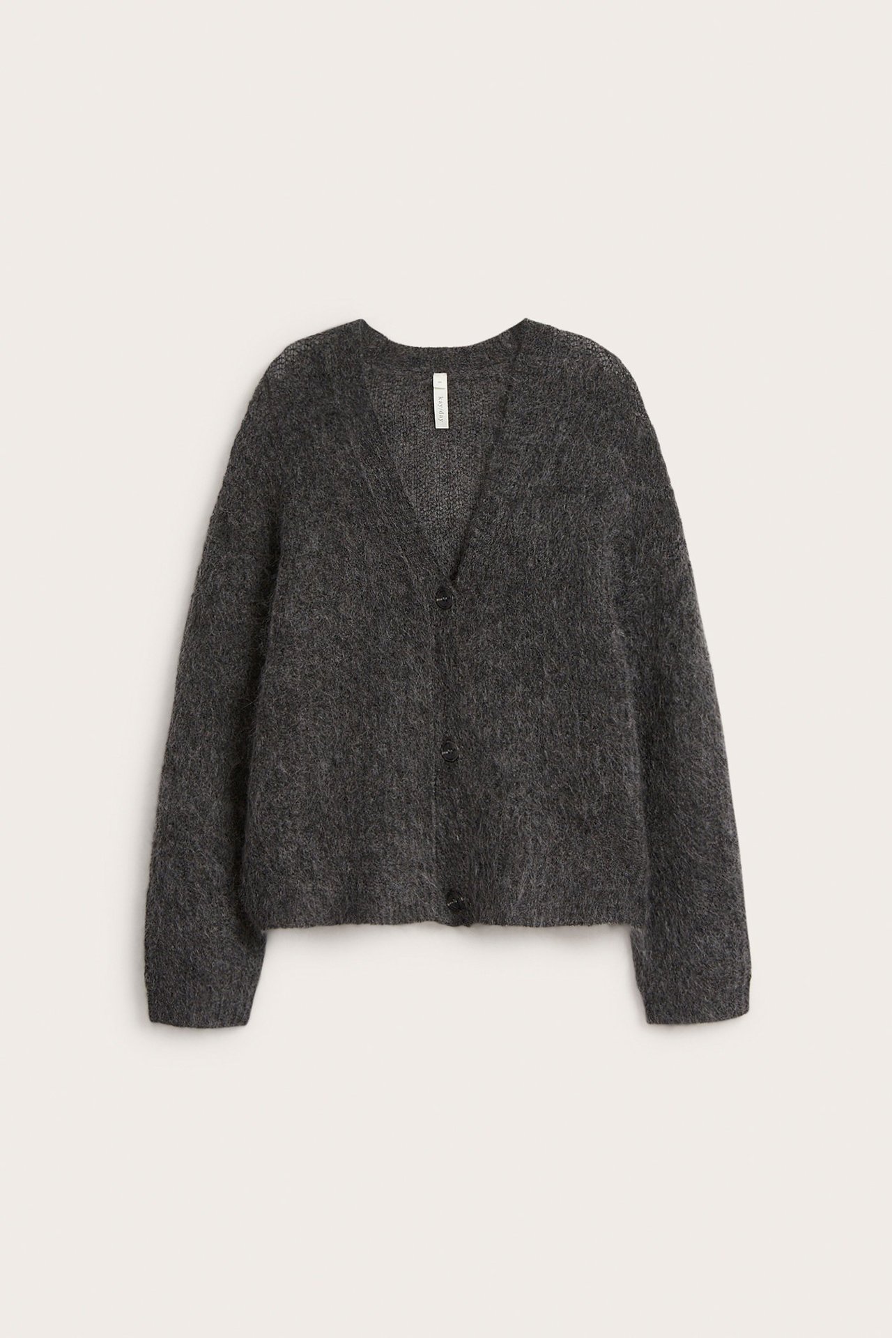 Framifrån: Grå, boxig kofta i mohairblandning med V-ringning, tre mörka knappar och ribbade avslut.