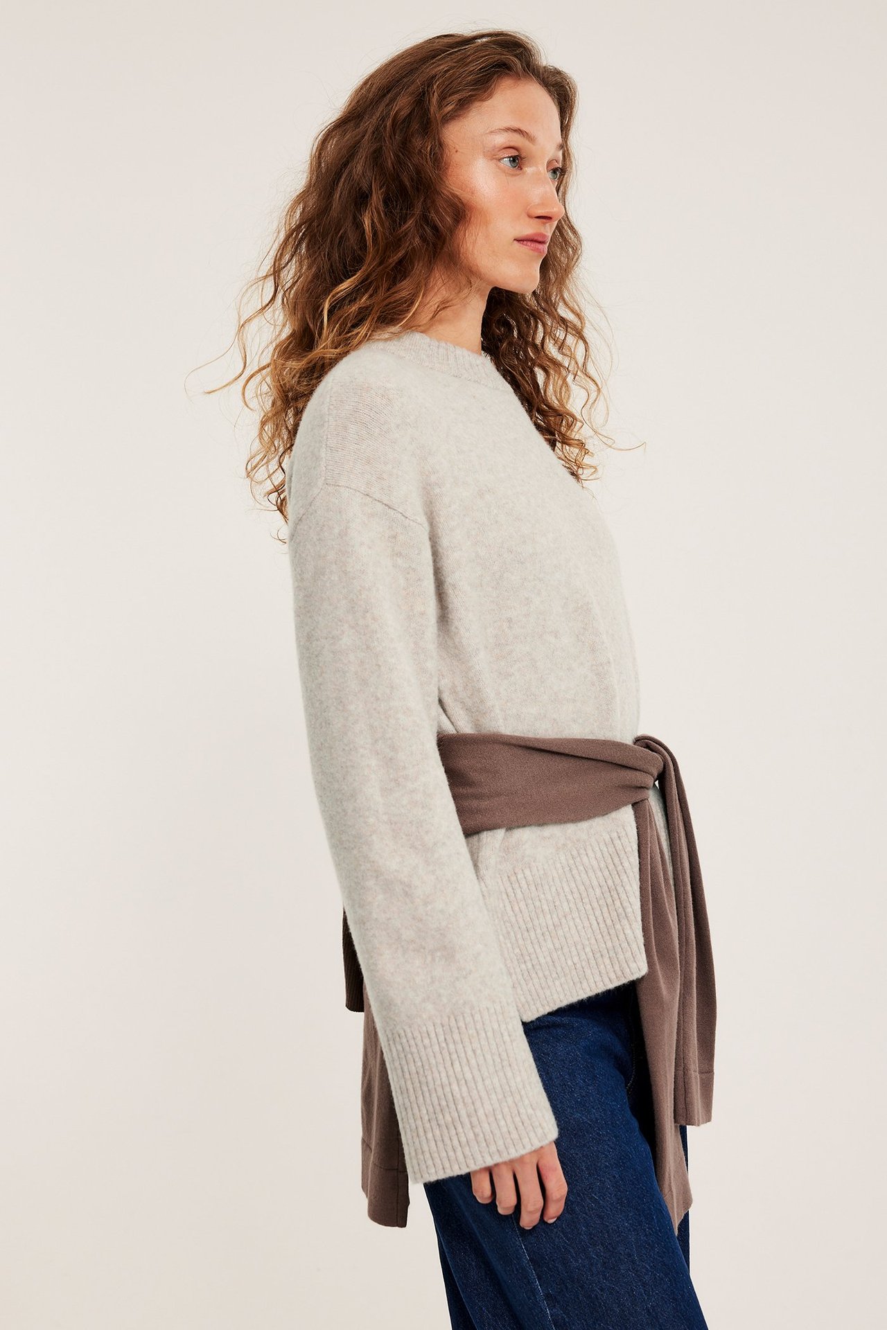 Vaale/beige neulepusero pyöreällä kauluksella, marinoitu kuvio, naisnäkyvyssä sivulta.