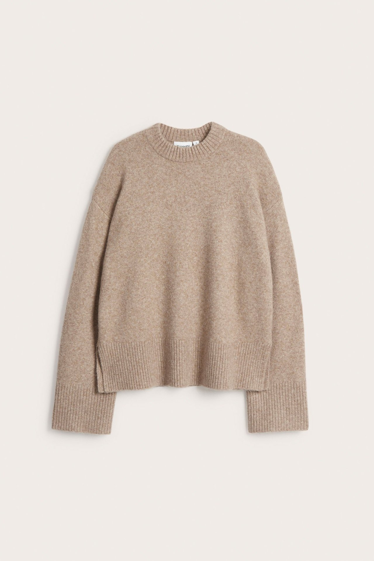 Edestä, beigenvärinen melange neulepusero pyöreällä kauluksella, rennolla istuvuudella, ribbireunoilla ja helmalla.