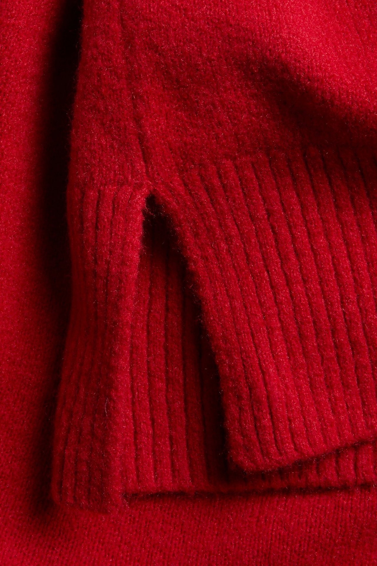 Czerwona dzianinowa bluza z okrągłym dekoltem, akryl, wełna, poliester, elastan.