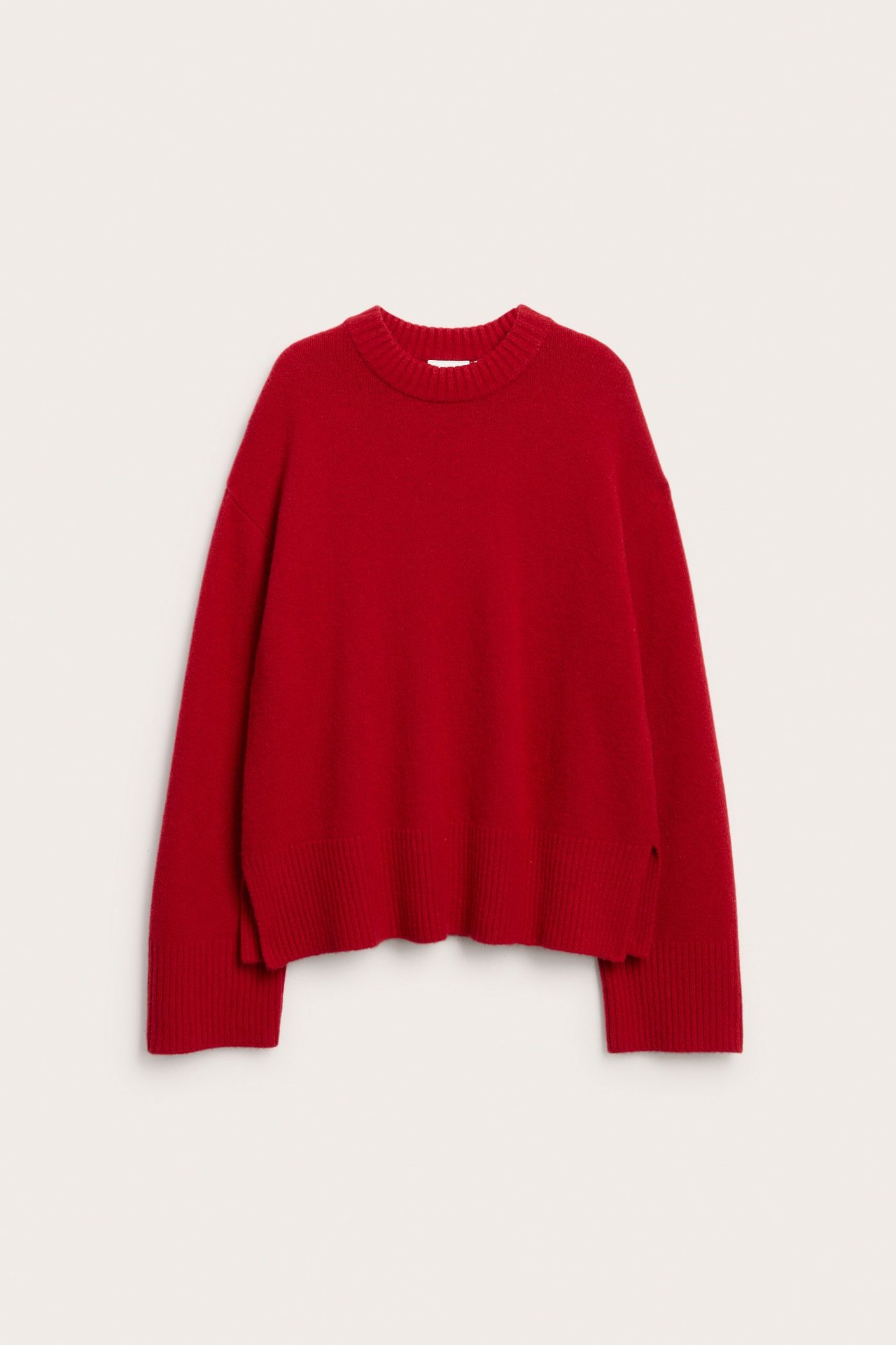 Rød strikket genser med rund hals, ensfarget, på hvit bakgrunn.