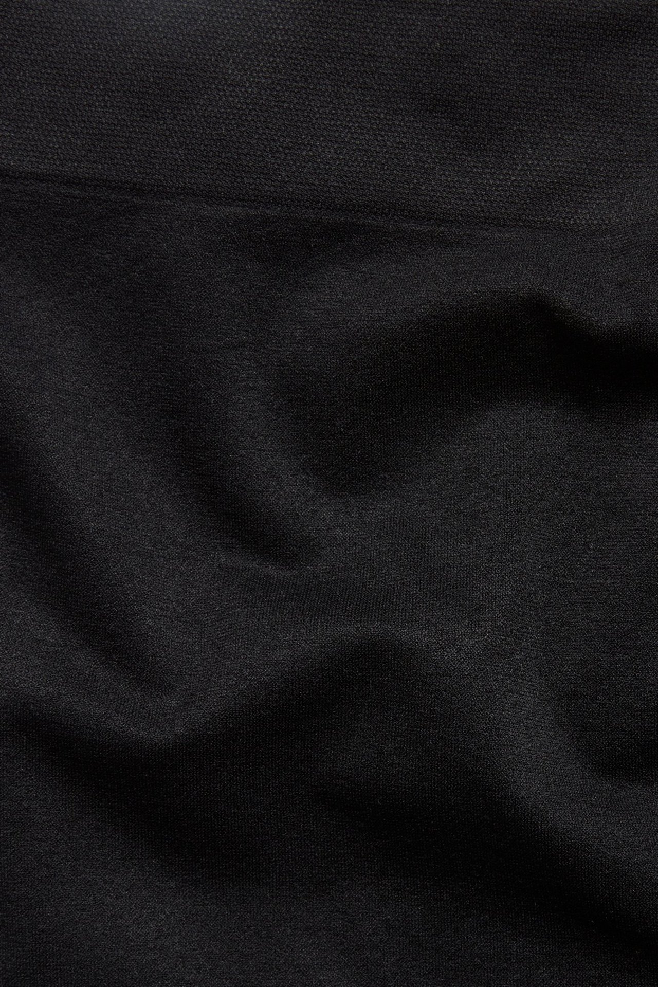 Zbliżenie na czarne, bezszwowe bokserki, jednolity kolor i miękka tkanina.