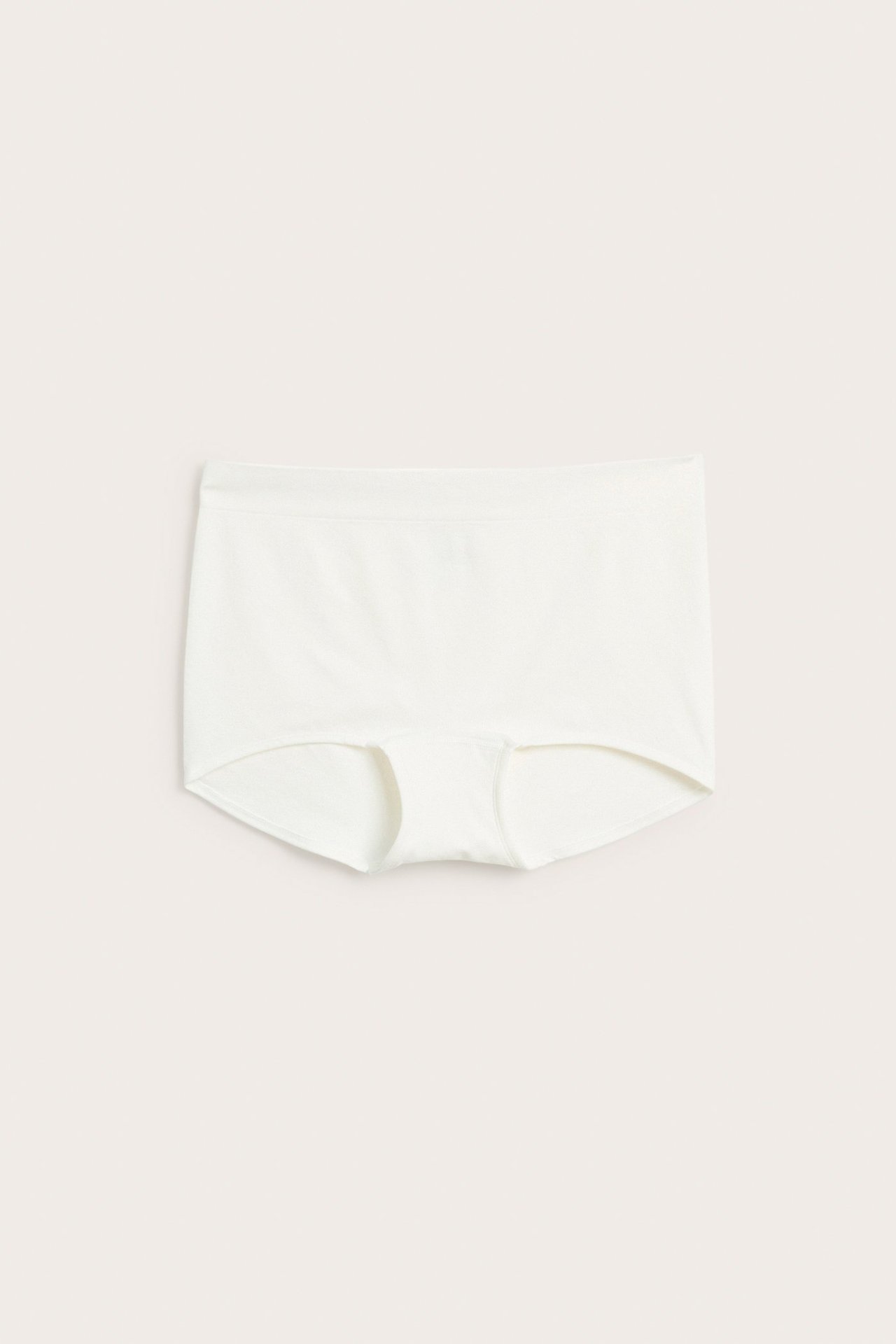 Frontvisning av en hvit sømløs boxertruse i polyamid og elastan.