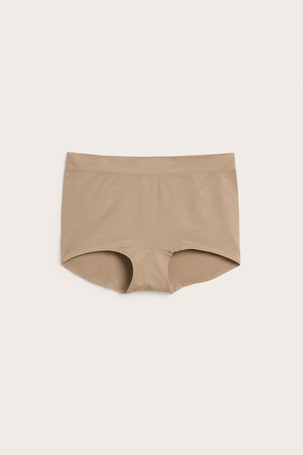 Frontvisning av sømløse beige boxershorts for dame.