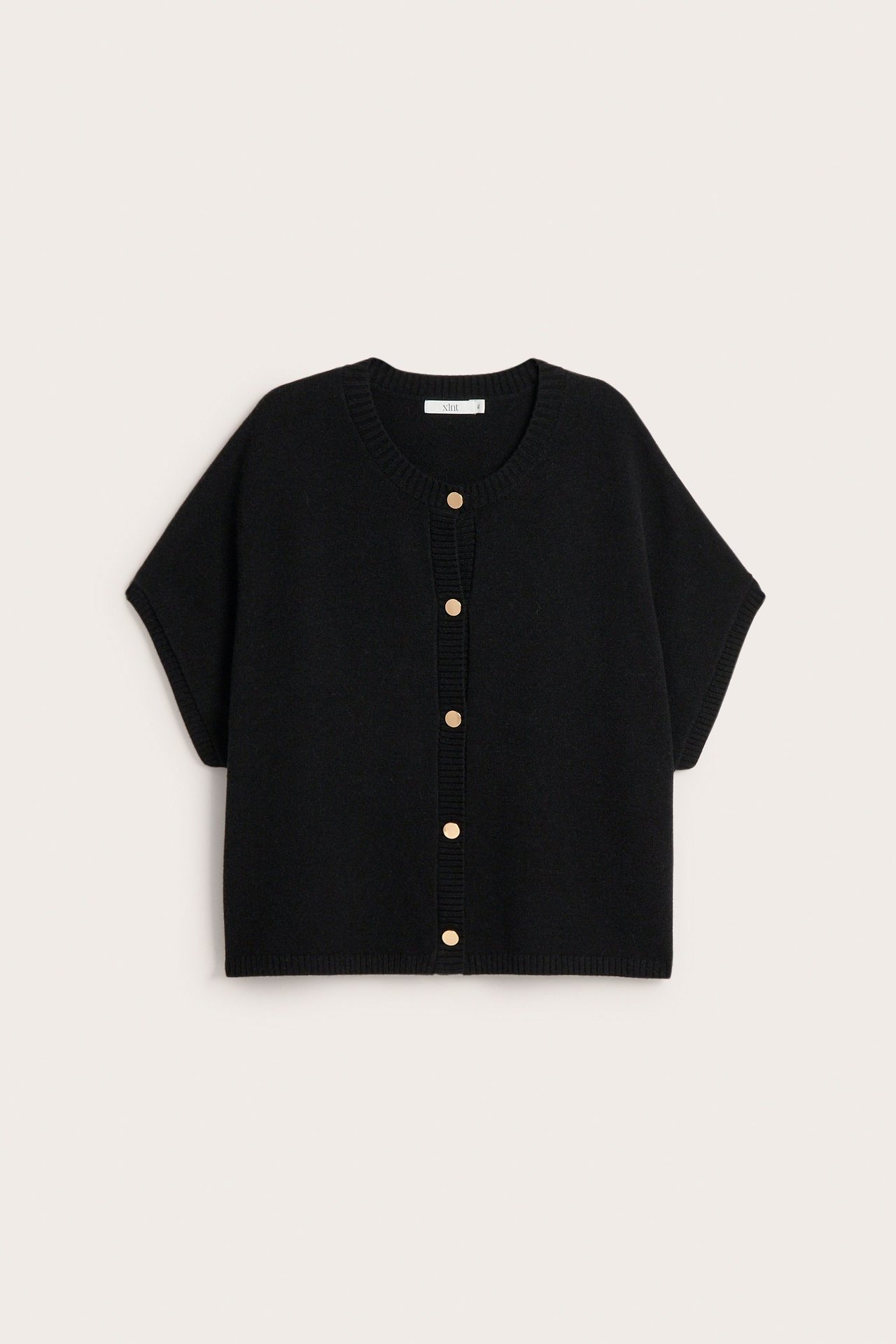 Framifrån: svart stickad väst med korta ärmar och guldfärgade knappar framtill.