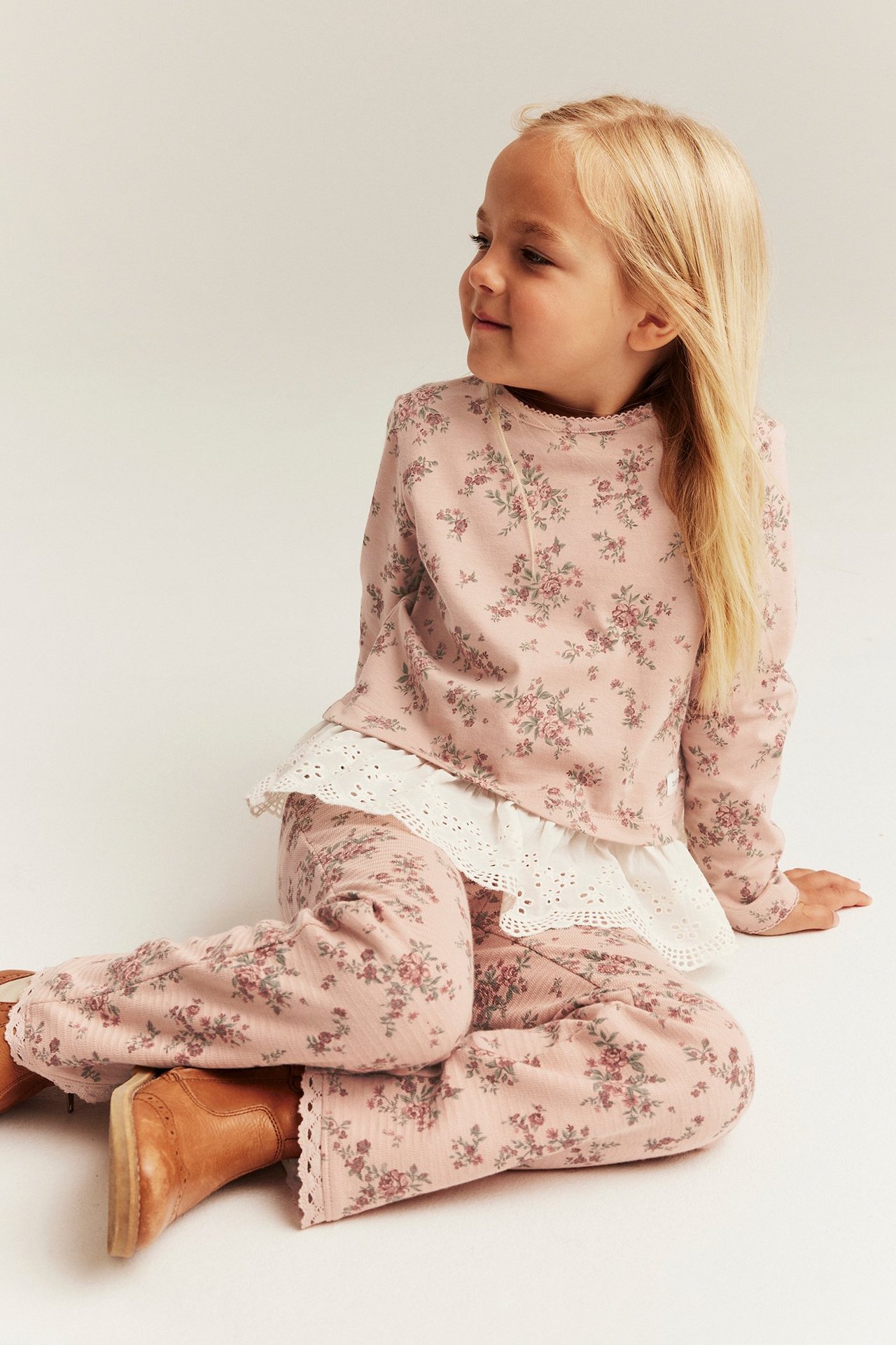 Blomstrete topp med blondevolang