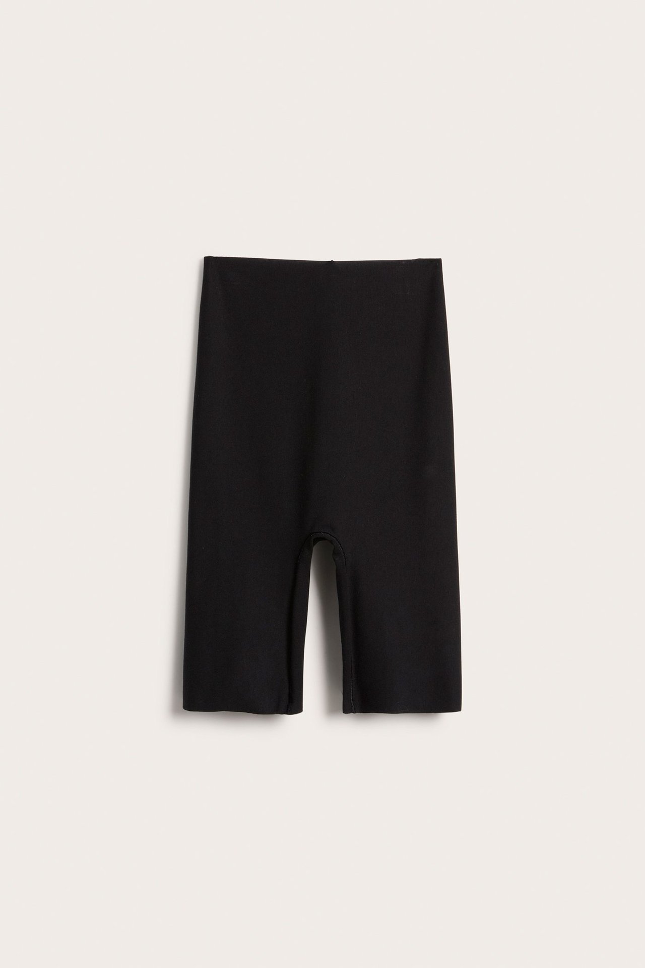 Forfra: svarte høytlivs shapingshorts i modalblanding, med sømløs design.