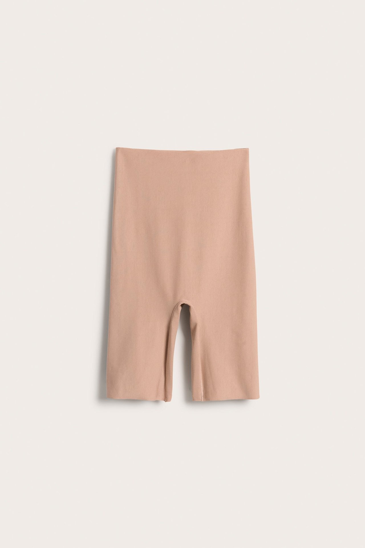 Frontvisning av brune, høytlivs shapingshorts i glatt modalblanding, med clean cut.
