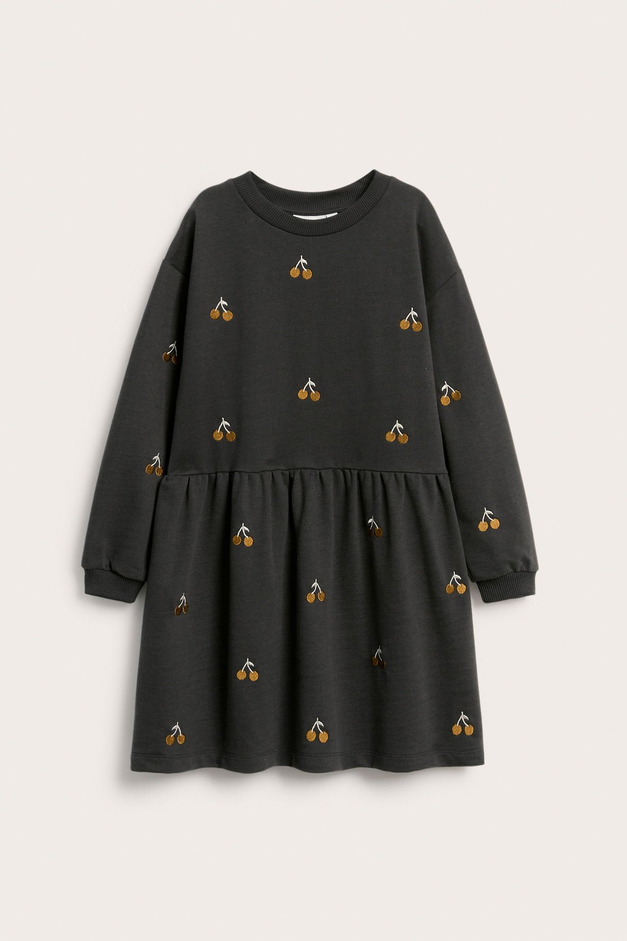 Widok z przodu: dziecięca ciemnoszara sukienka dresowa z długim rękawem, haftowanymi żółtymi wiśniami i marszczoną talią.