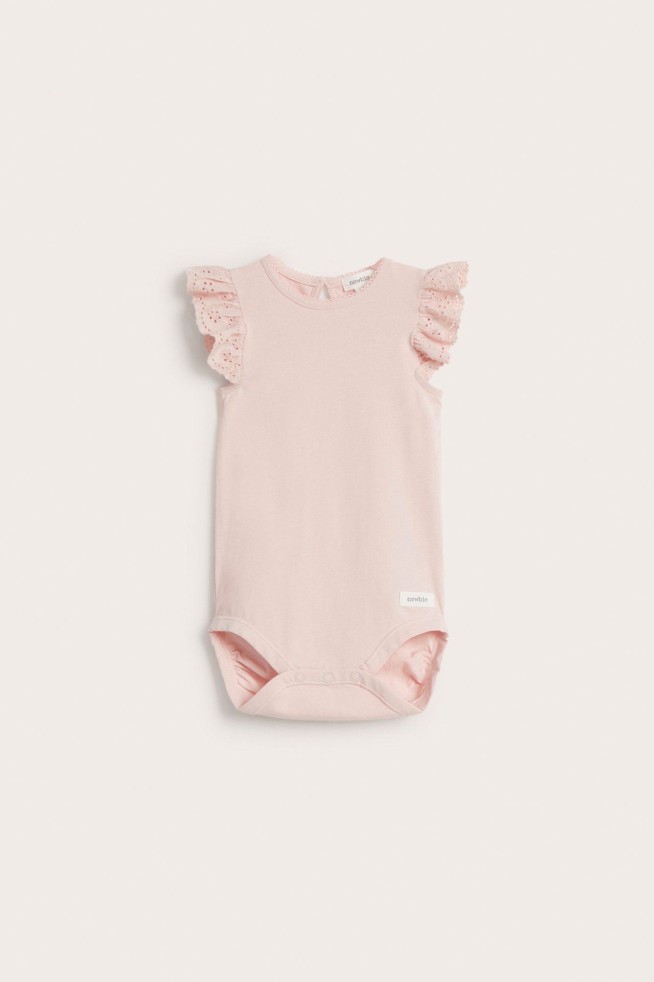 Forfra: Lys rosa babybody med korte, volangermer i bomullsspiss og knapp bak.