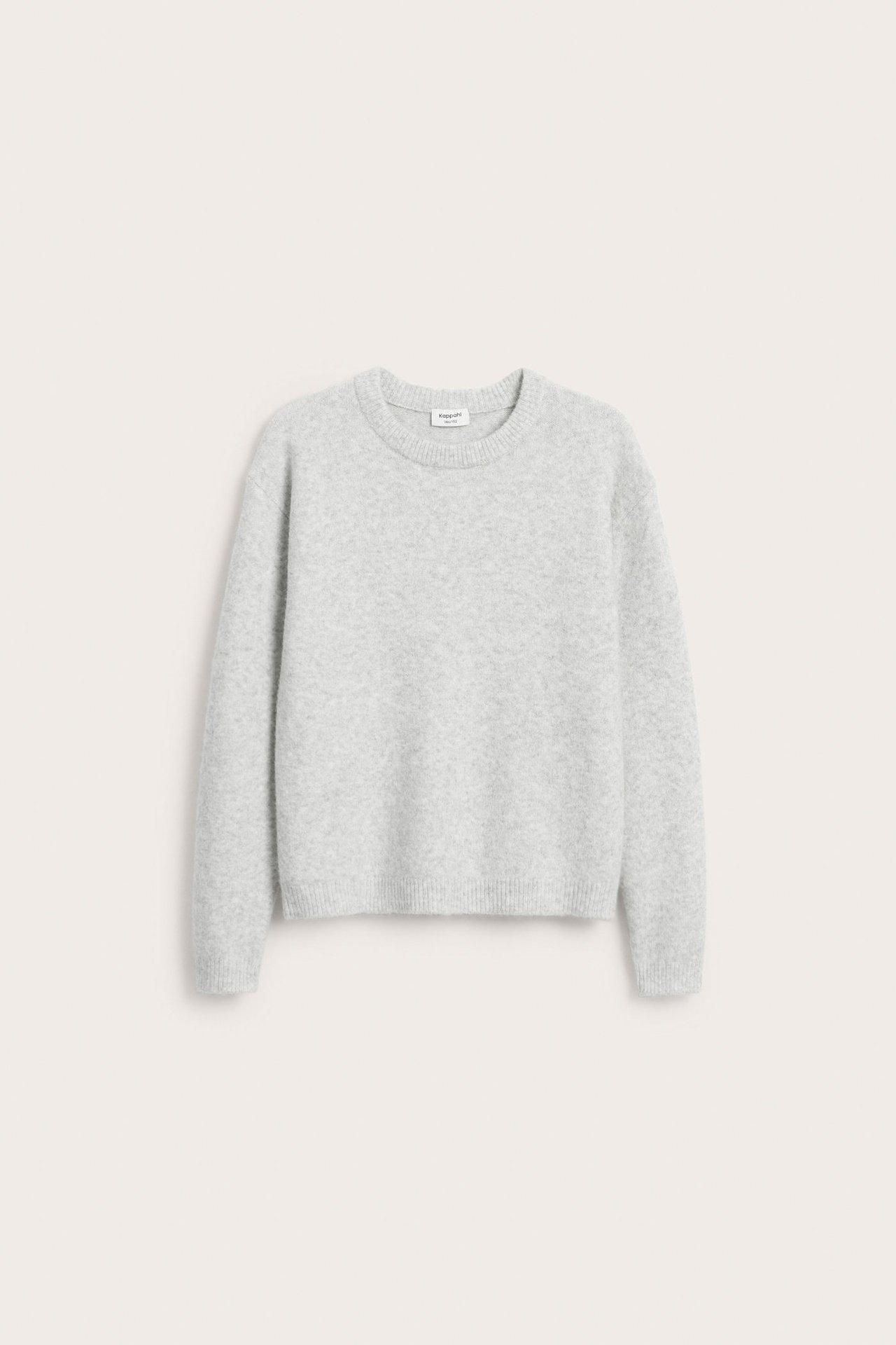 Widok z przodu jasnoszarego melanżowego, drobno dzianego swetra z długim rękawem i okrągłym dekoltem.