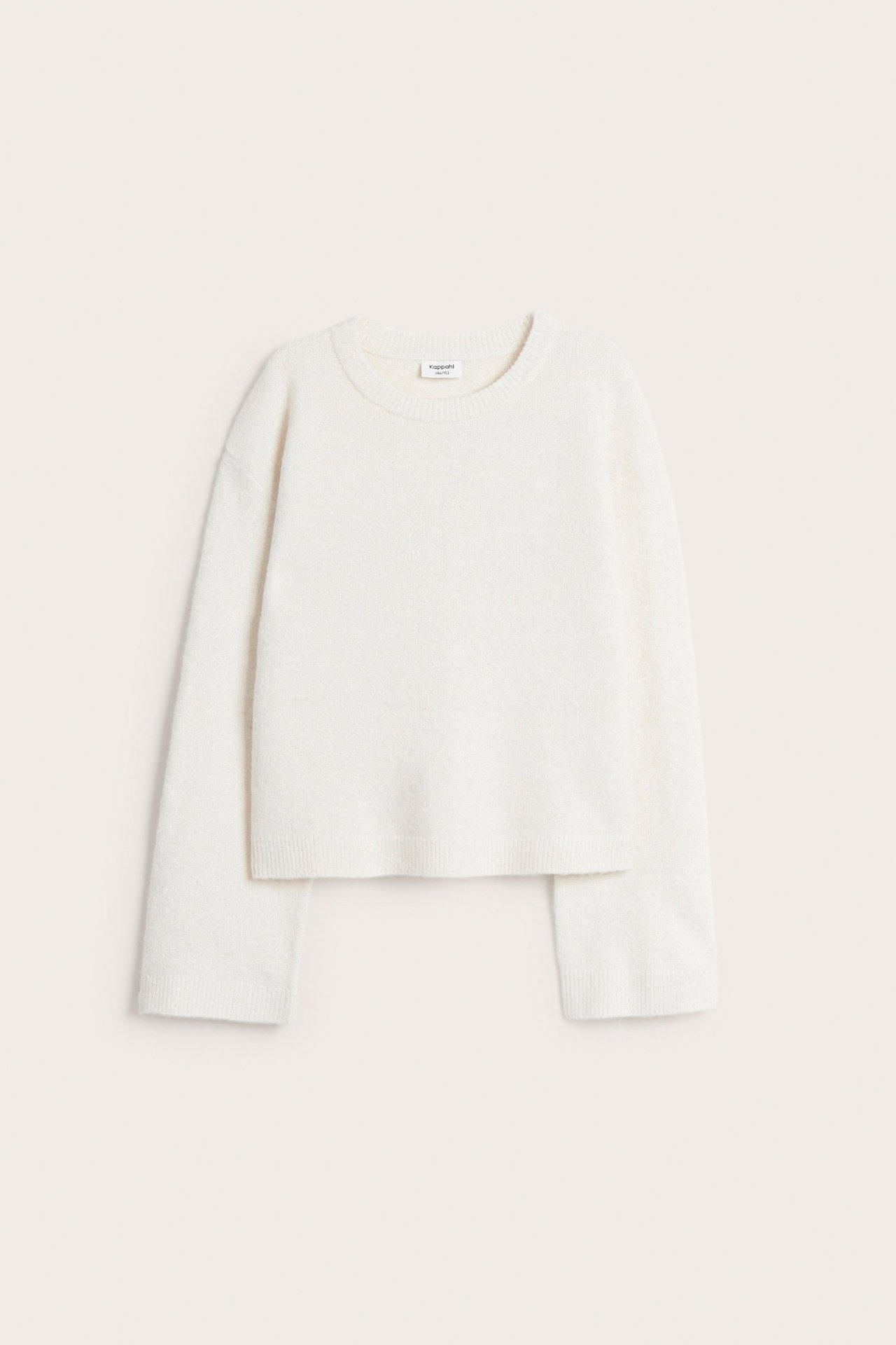 Widok z przodu białego melanżowego, drobno dzianego swetra z długimi rękawami i okrągłym dekoltem.