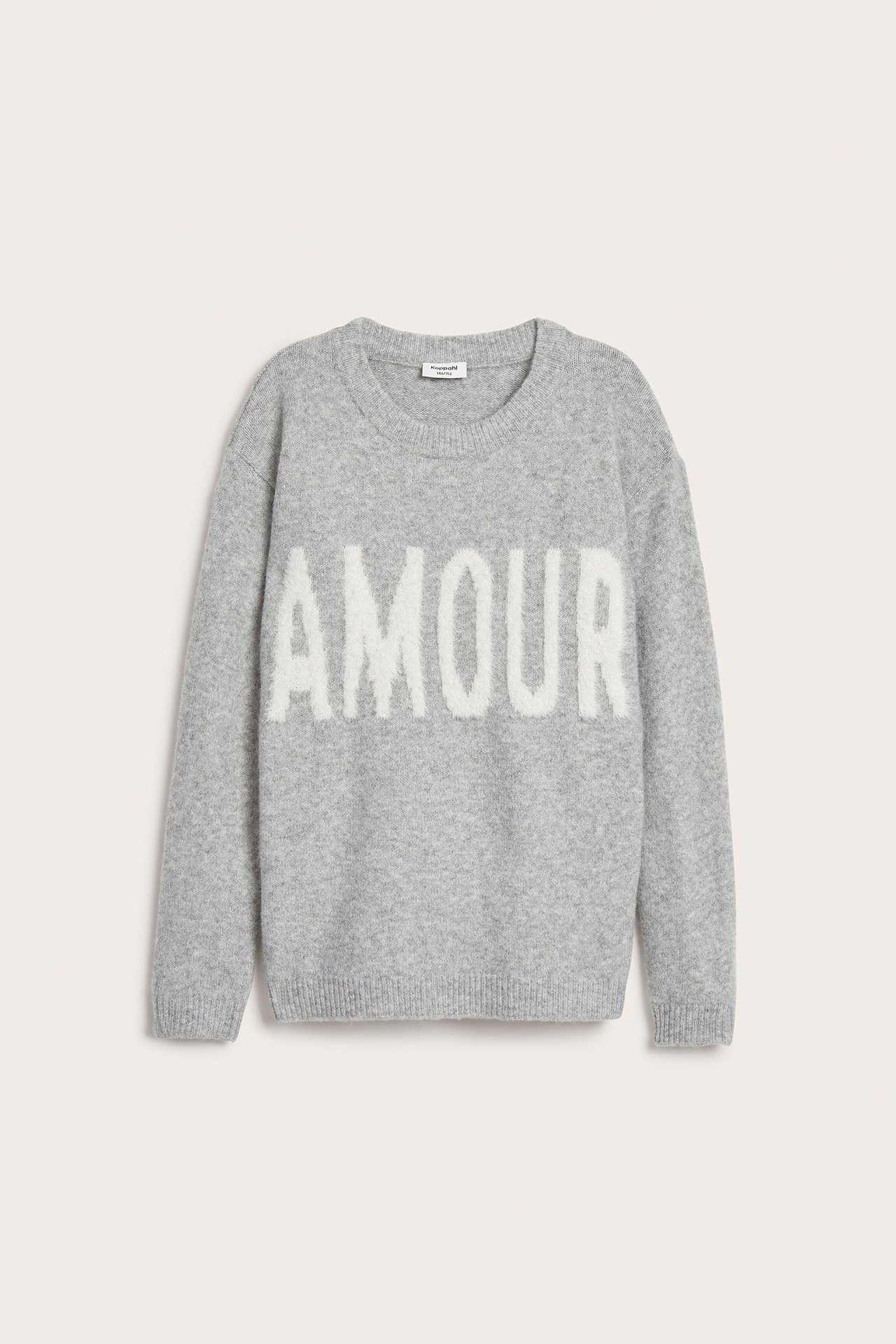 Widok z przodu: Jasnoszary sweter dzianinowy z białym, puszystym napisem 'AMOUR'.